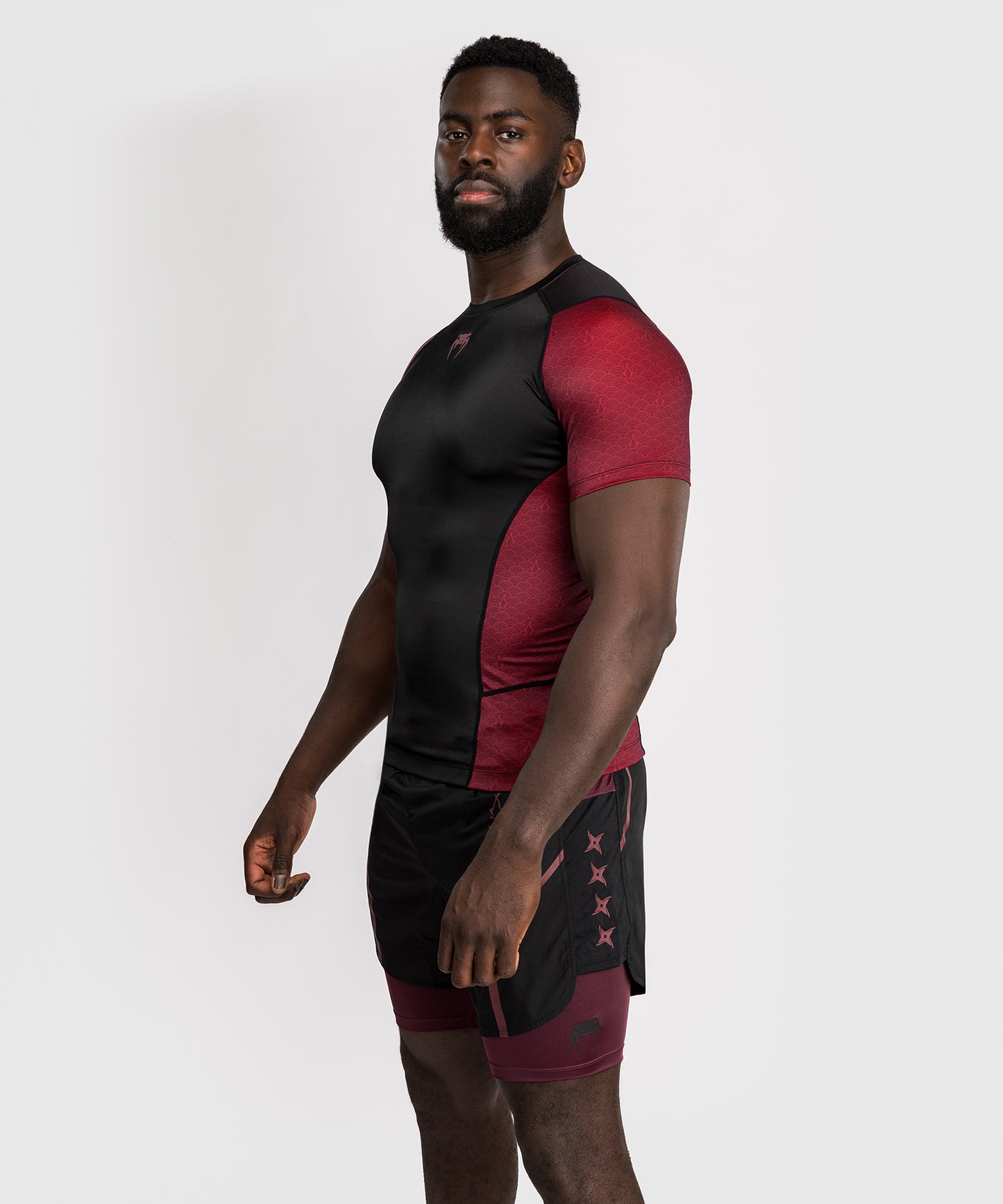 Venum x Assassin’s Creed Shadows Camiseta de Manga Corta Rashguard para Hombre - Burdeos/Negro