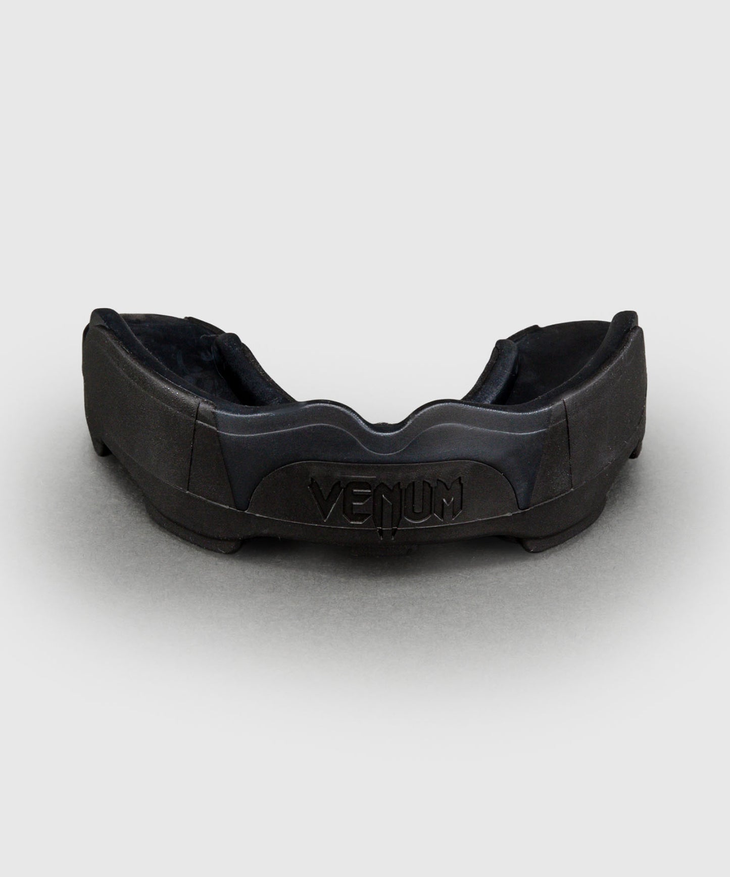 Venum Predator Mundschutz – Schwarz/Schwarz/Rot