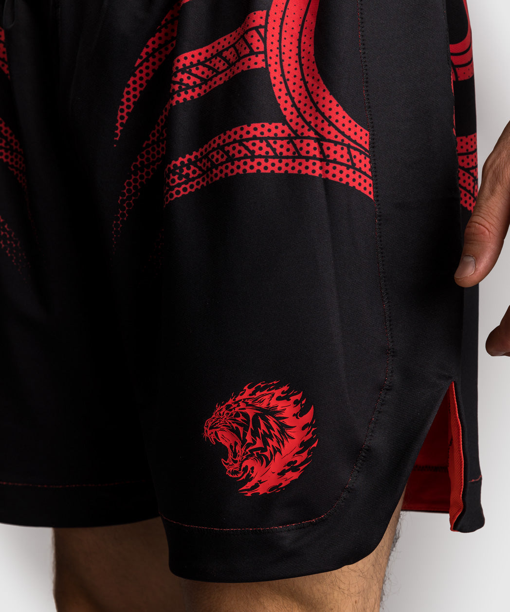 Short de Boxe Venum x Mike Tyson Tiger - Noir Profond/Rouge Intense