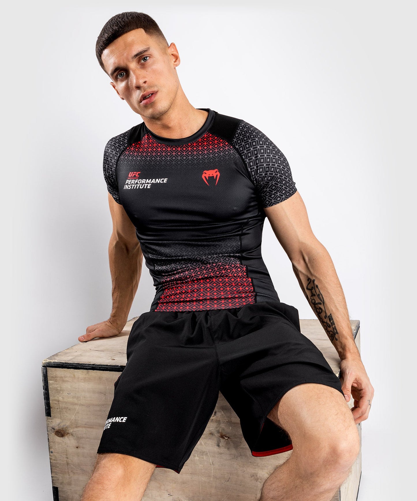 Venum Performance Institute UFC Compression T-Shirt - Kurzarm - Schwarz/Rot