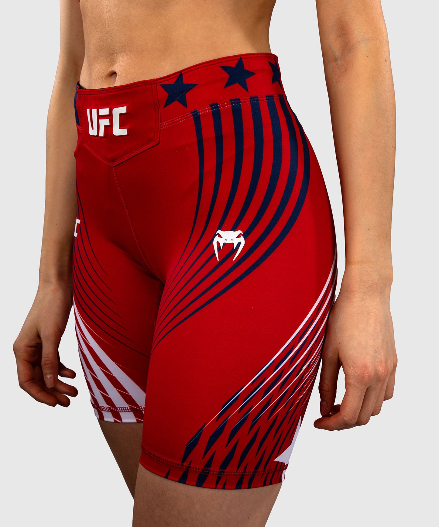 Official UFC Freedom 250 by Venum Authentic Vale Tudo Shorts de ajuste largo para mujer - Rojo