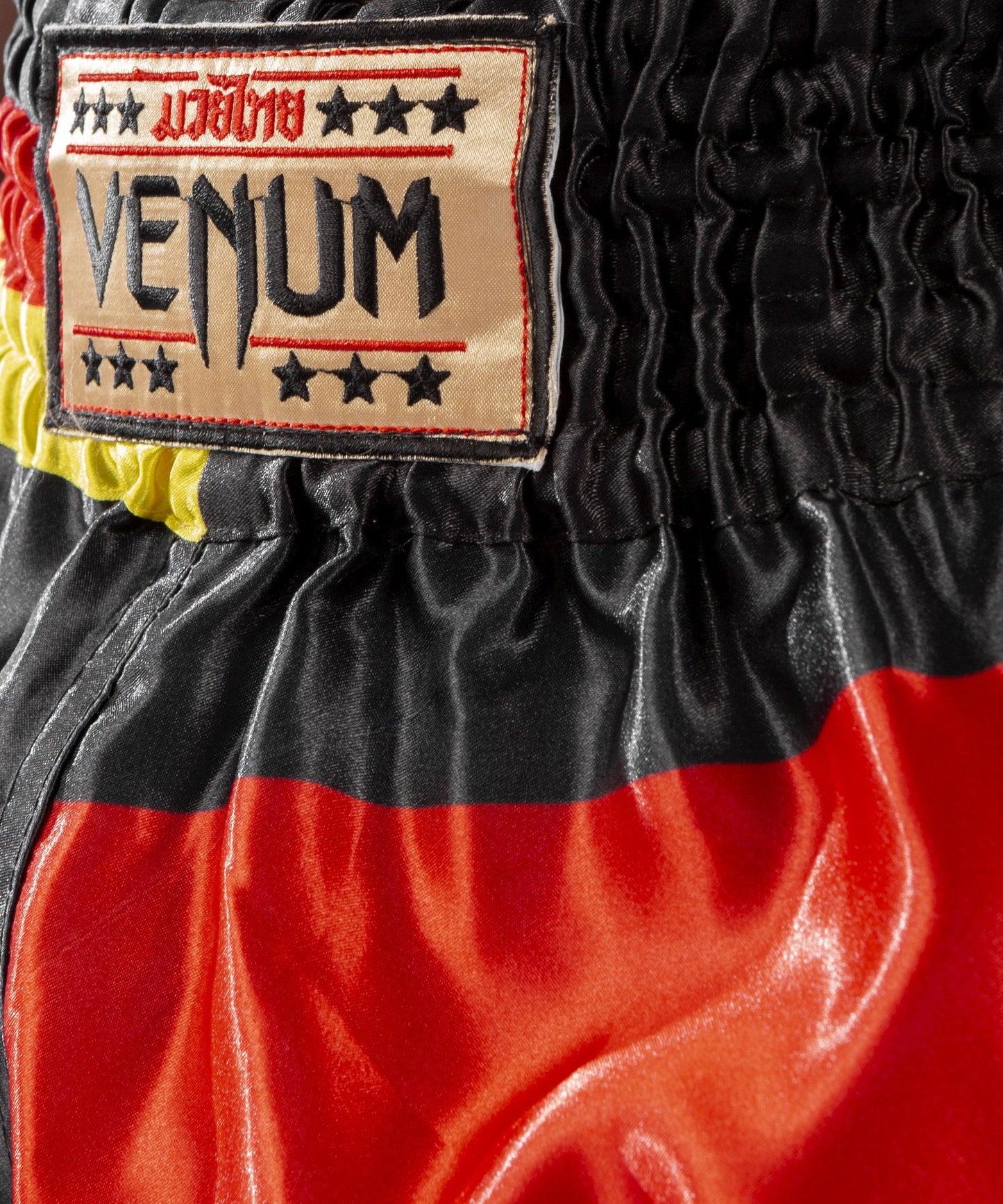Short de Muay Thai Venum Giant - Noir/Jaune/Rouge