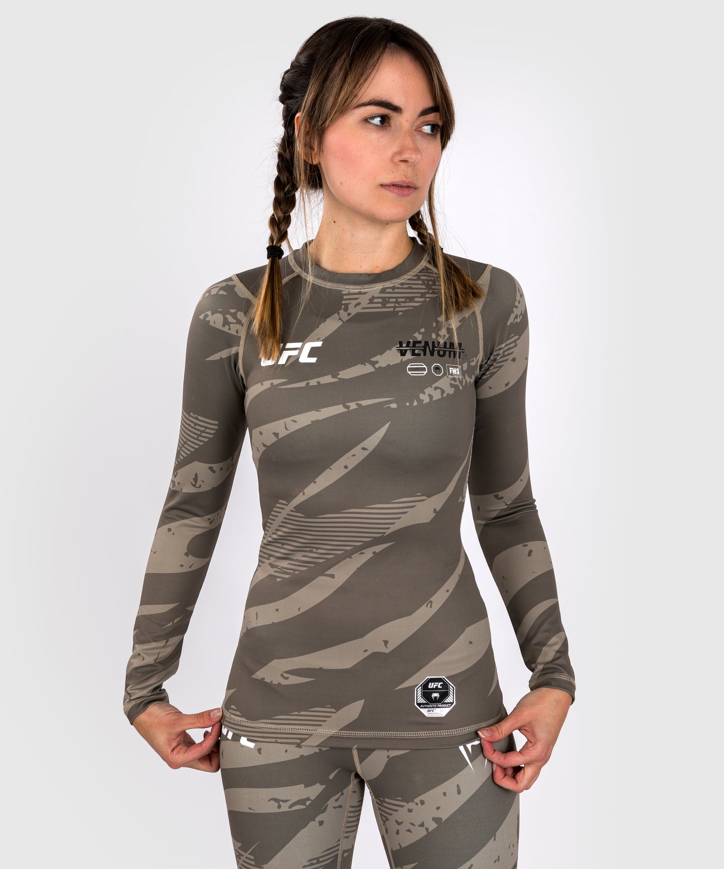 UFC Adrenaline de Venum Fight Week Camiseta de Compresión de Manga Larga para Mujer - Desert Camo