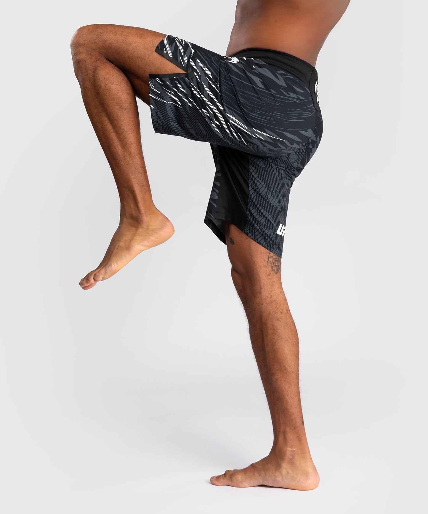 UFC Fusion by Venum Authentic Fight Night Herren Fight Short - Long Fit - Schwarz