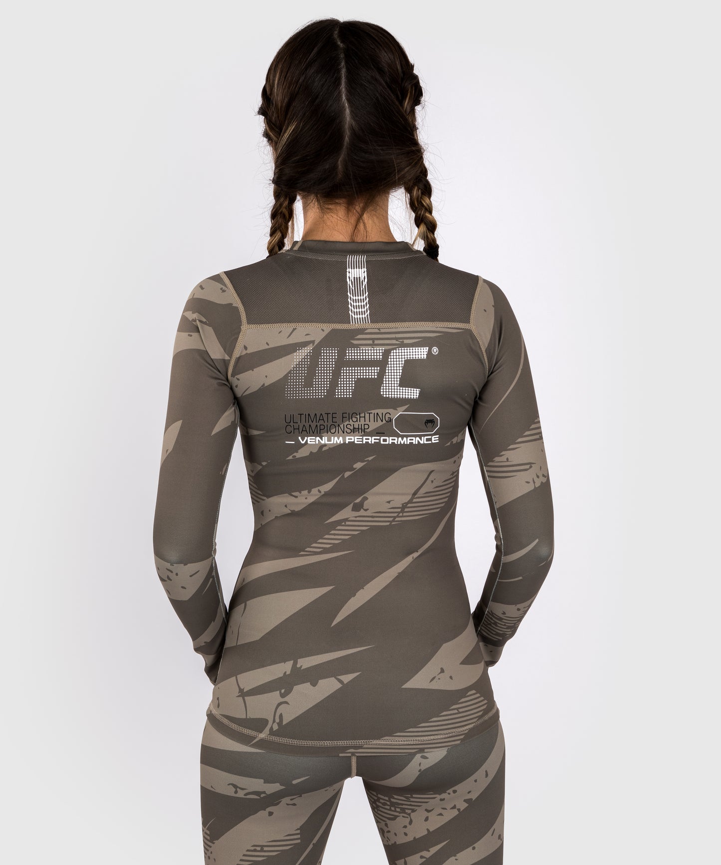 UFC Adrenaline de Venum Fight Week Camiseta de Compresión de Manga Larga para Mujer - Desert Camo