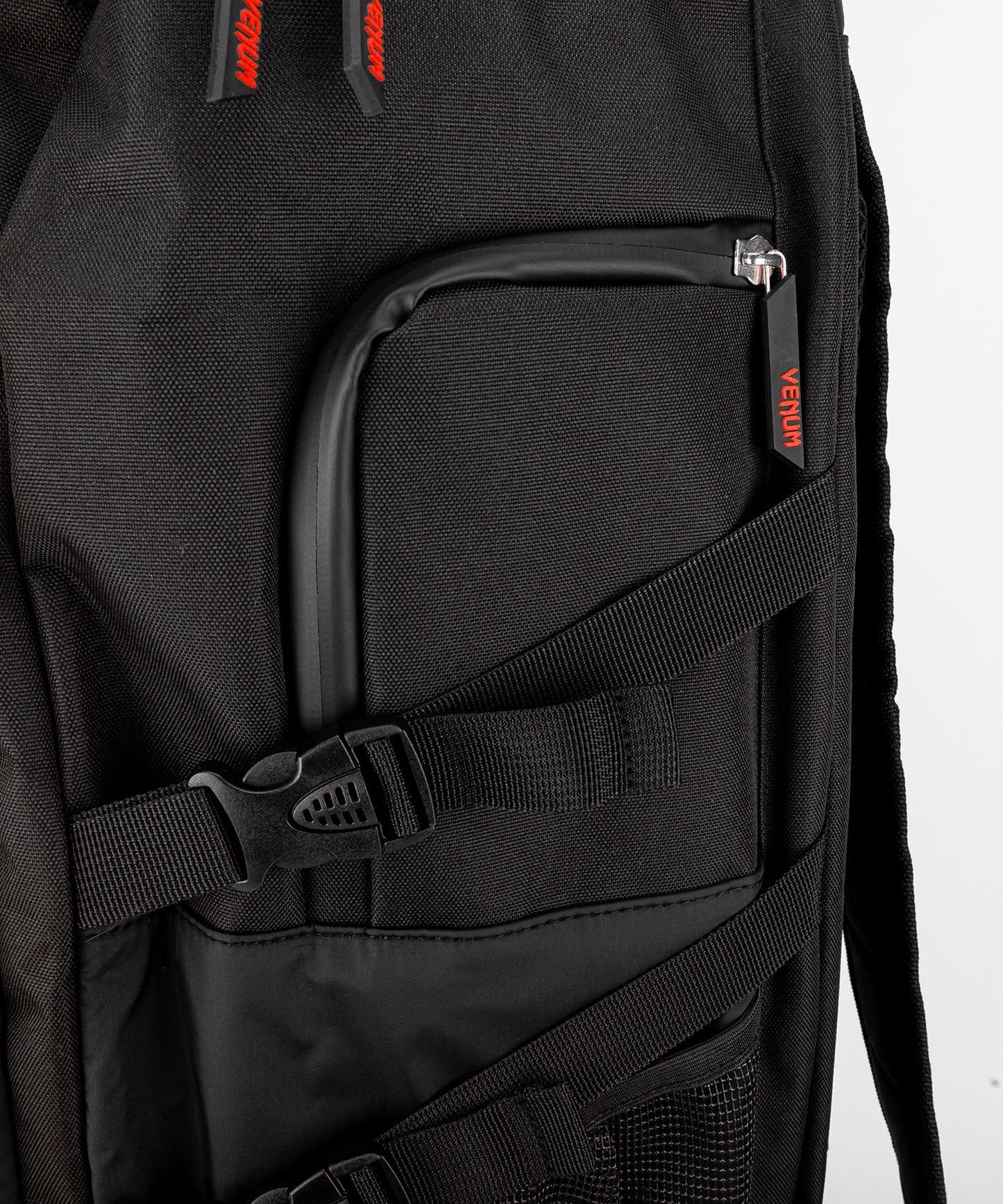 Venum Challenger Xtrem Evo Rucksack (50-63L) – Schwarz/Rot