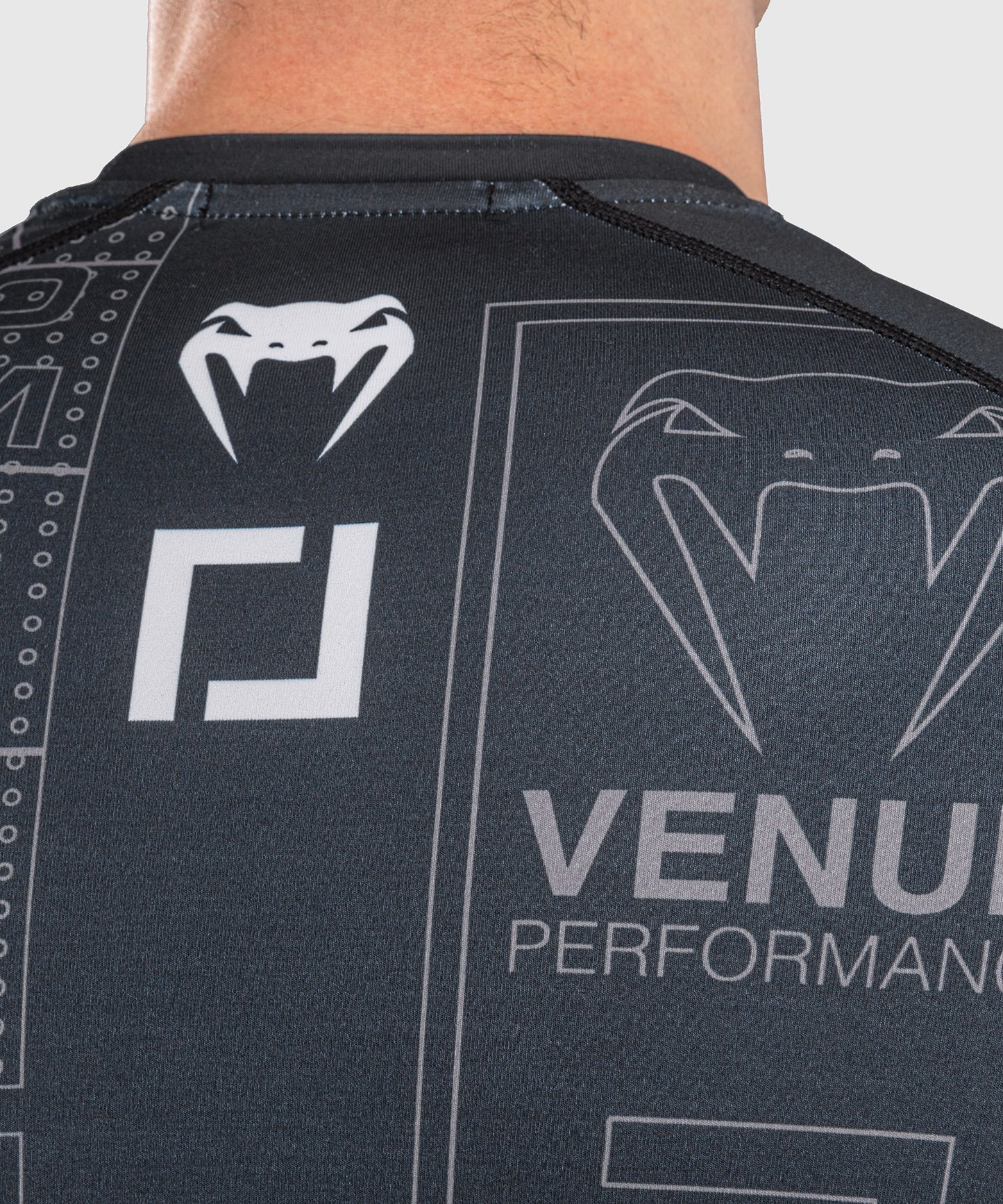 Karate Combat by Venum Rashguard a Maniche Lunghe – Nero/Grigio