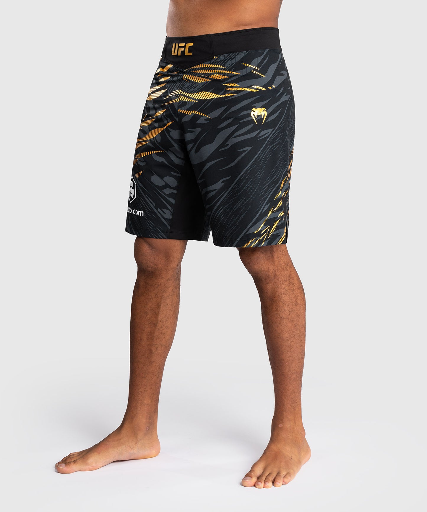 UFC Fusion by Venum Authentic Fight Night Shorts de Lucha para Hombre - Ajuste Largo - Champion
