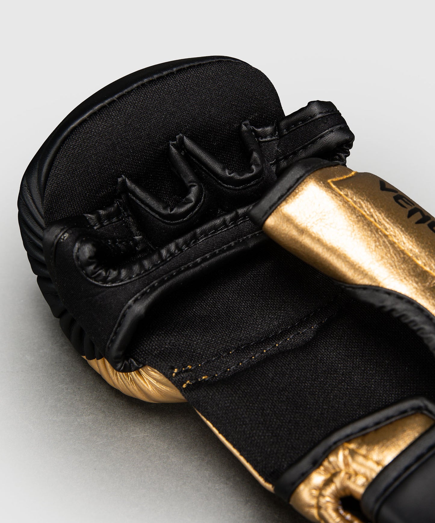 Gants de Sparring Venum Attack 2.0 – Or/Noir
