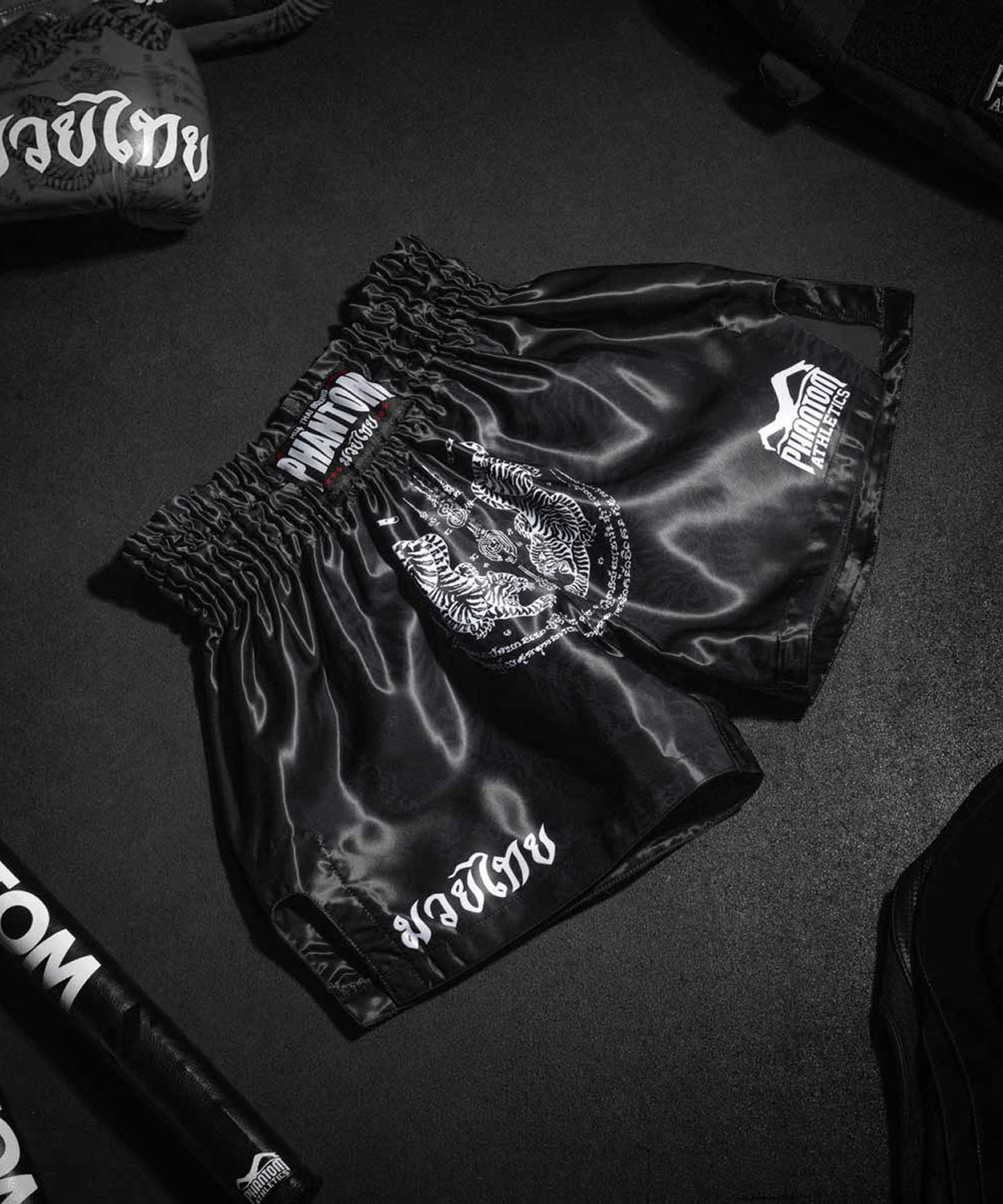 Short de Muay Thai Phantom Athletics Sak Yant - Noir