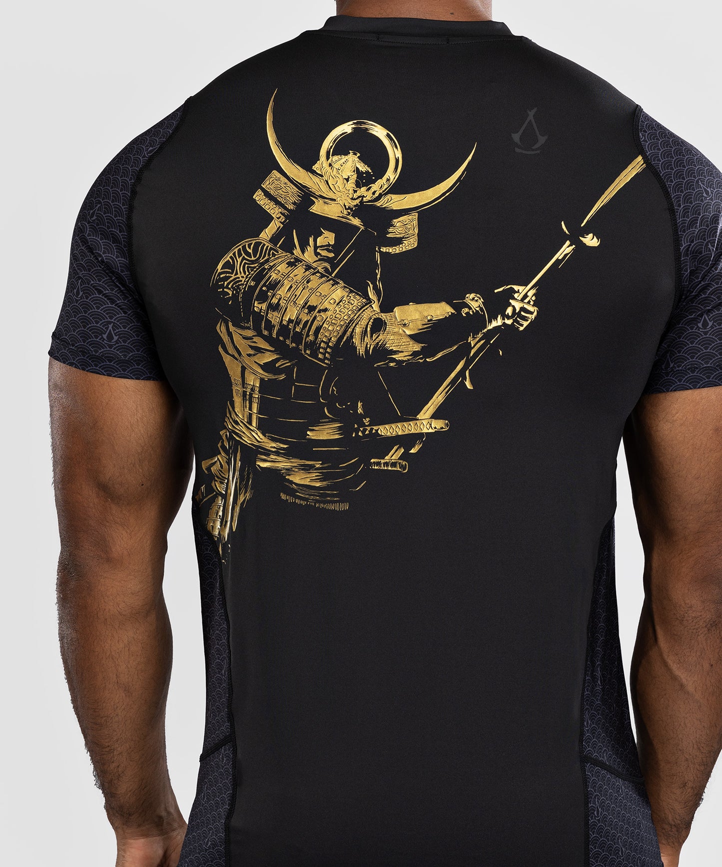 Venum x Assassin’s Creed Shadows Camiseta Dry-Tech Hombre - Negra/Oro