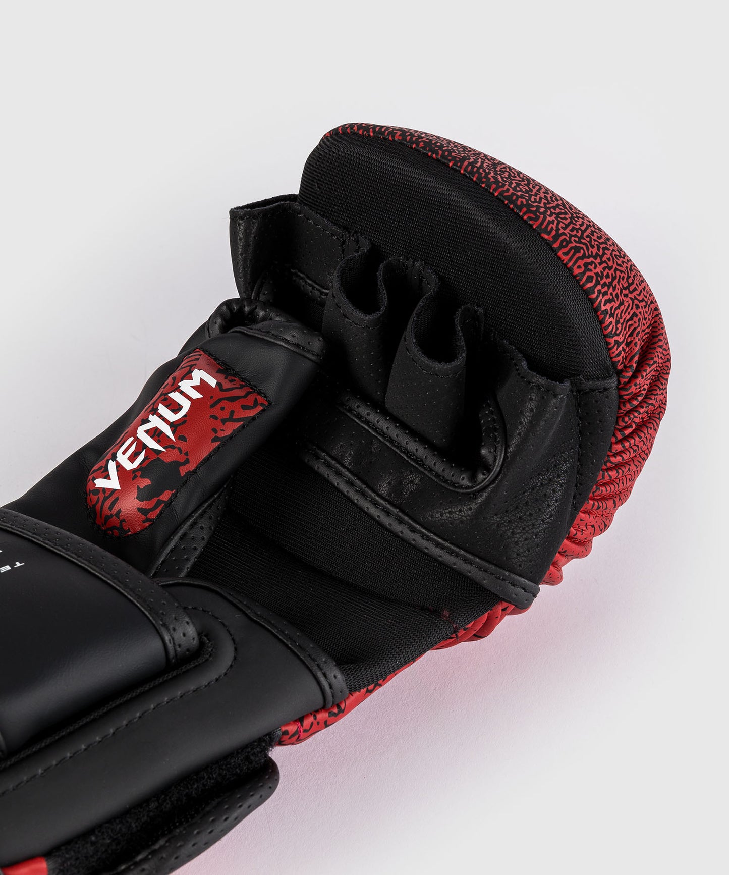 Gants de sparring MMA Kazuya Venum x TEKKEN 8 - Rouge/Noir