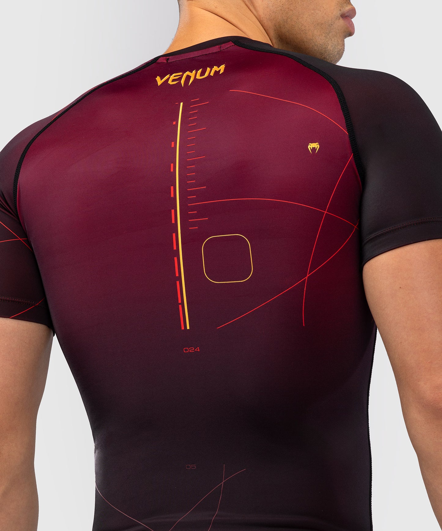 Venum Tactical XT Kurzärmeliger Rashguard für Männer - Schwarz/Burgund/Gold