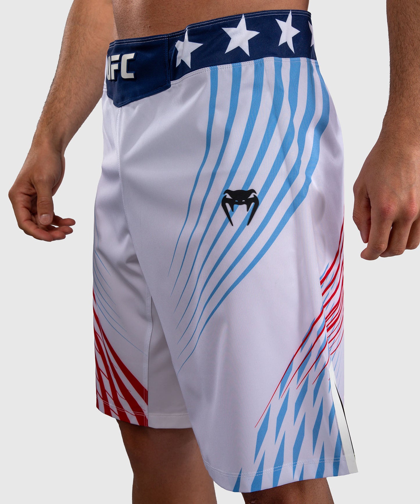 Official UFC Freedom 250 by Venum Authentic Fight Night Fight Shorts im Long Fit für Herren - Weiß