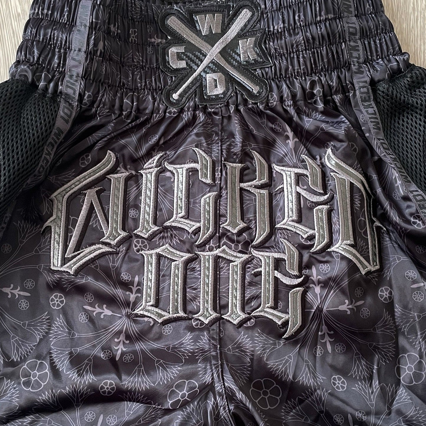 Wicked One Kingdom Pantalones de Muay Thai - Gris
