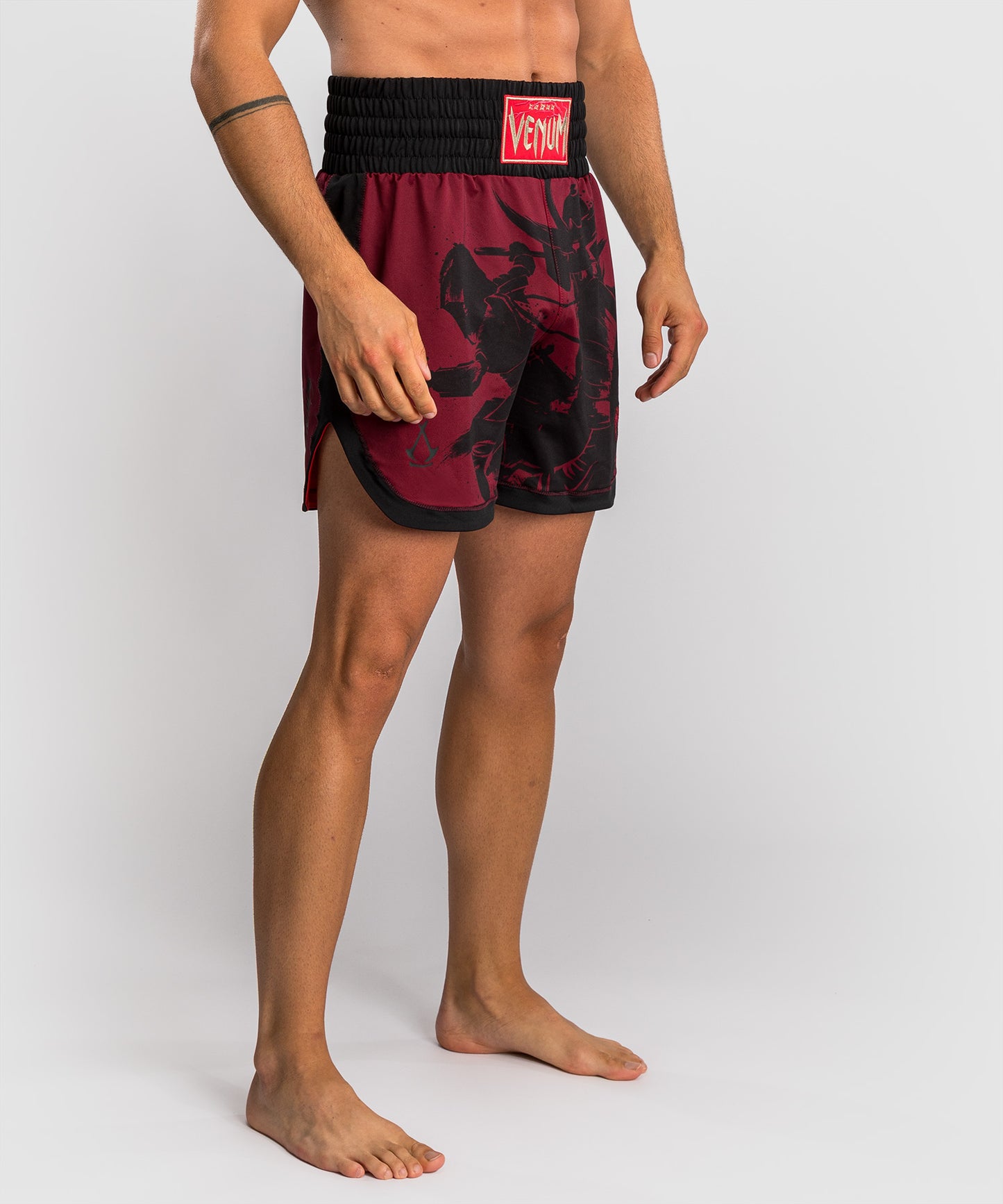 Venum x Assassin’s Creed Shadows Pantaloni da Boxe da Uomo - Borgogna/Nero
