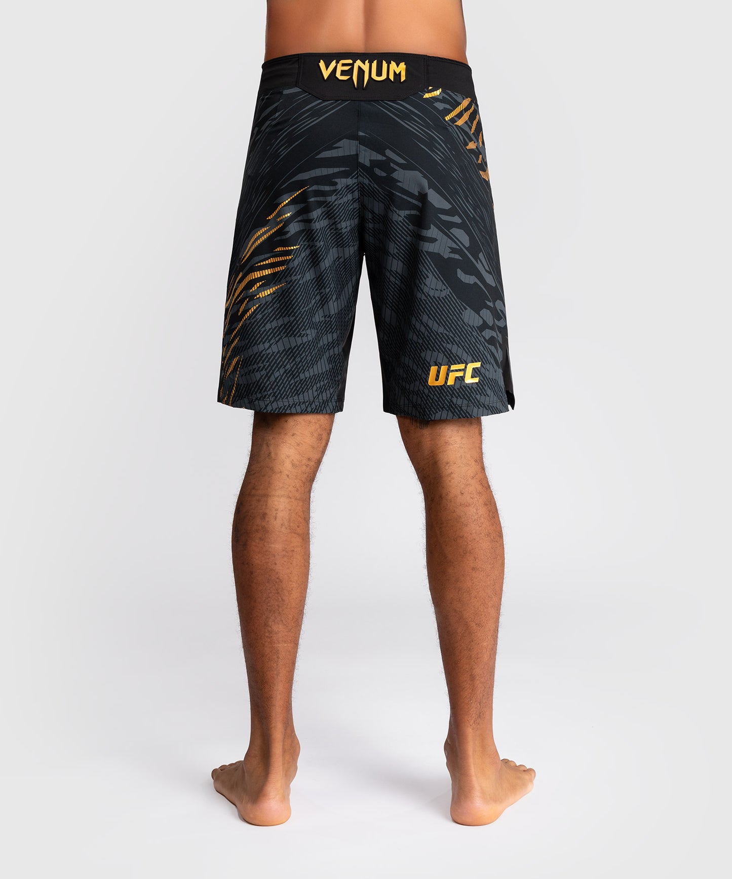 UFC Fusion by Venum Authentic Fight Night Shorts de Lucha para Hombre - Ajuste Largo - Champion