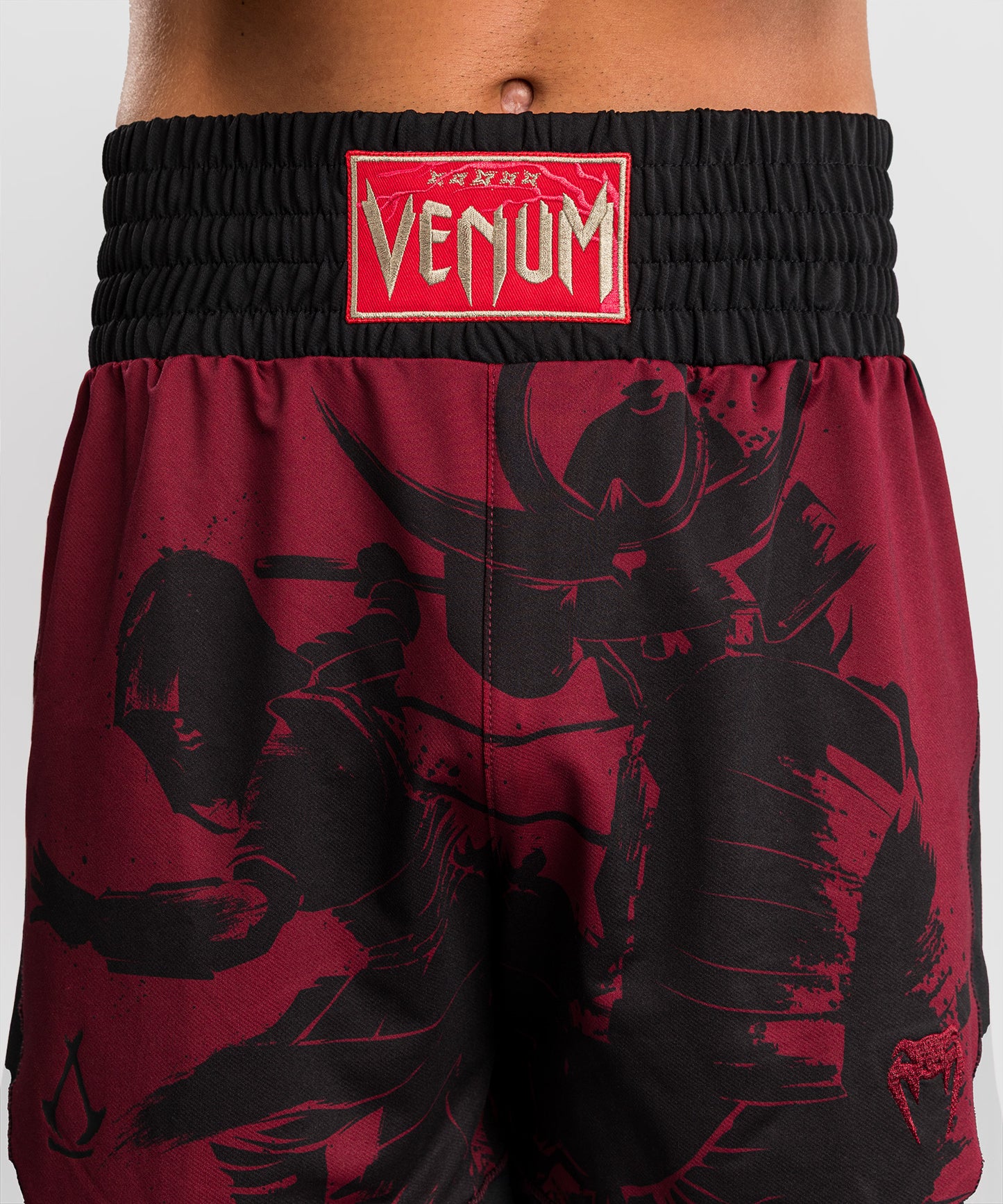 Venum x Assassin’s Creed Shadows Pantaloni da Boxe da Uomo - Borgogna/Nero