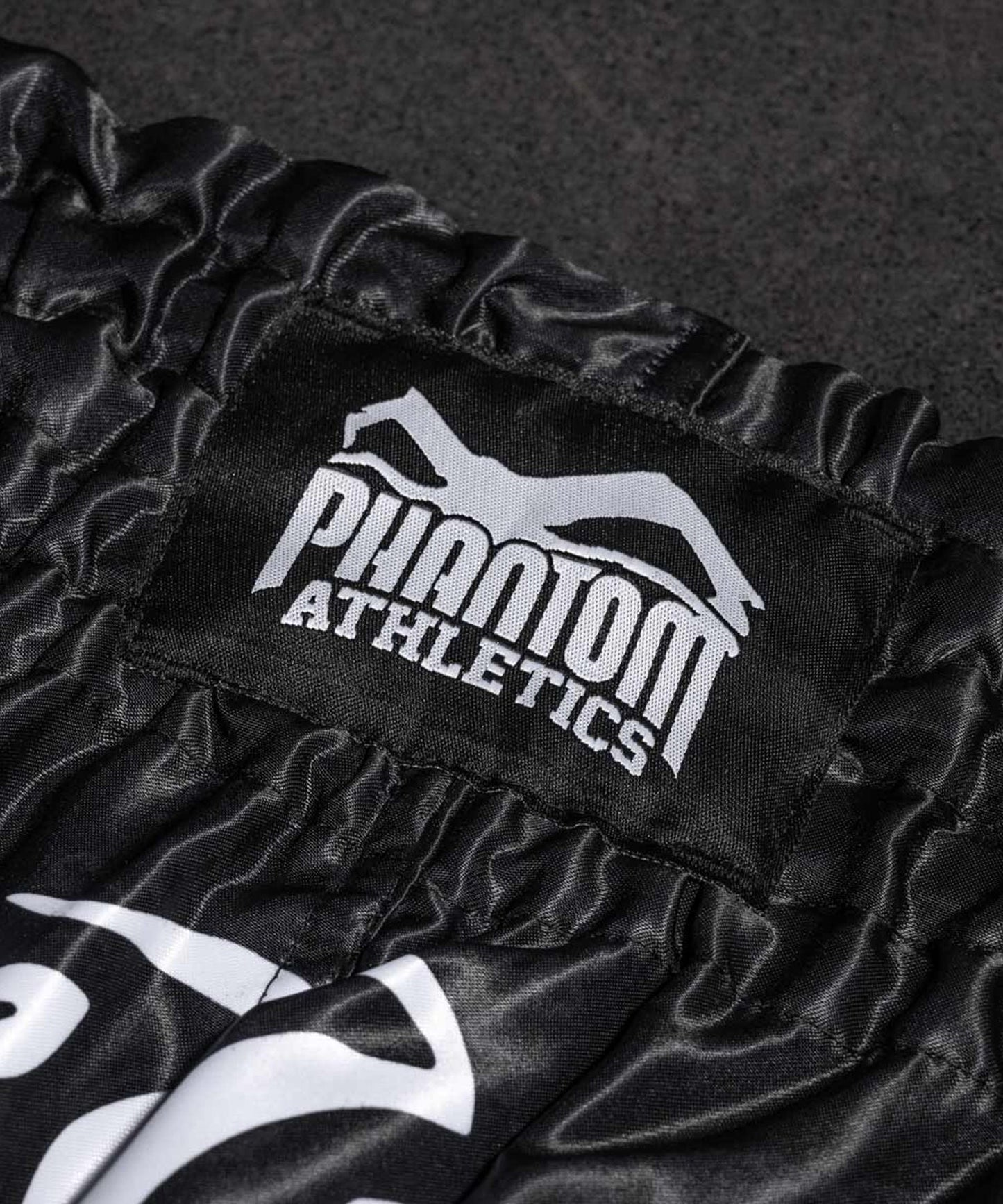 Short de Muay Thai Phantom Athletics Sak Yant - Noir