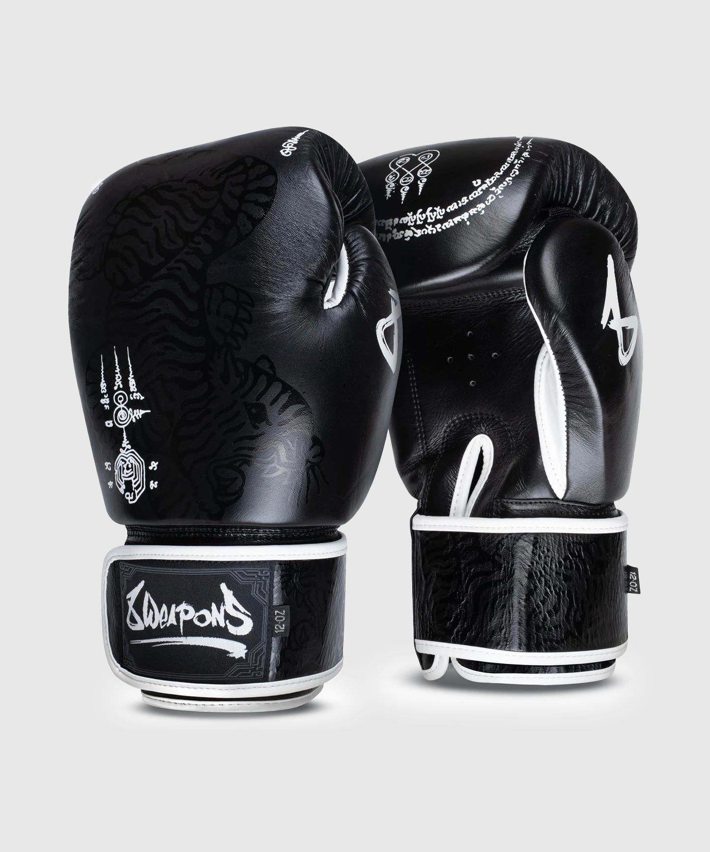 8 Weapons Sak Yant Big Tiger Boxhandschuhe - Schwarz/Schwarz
