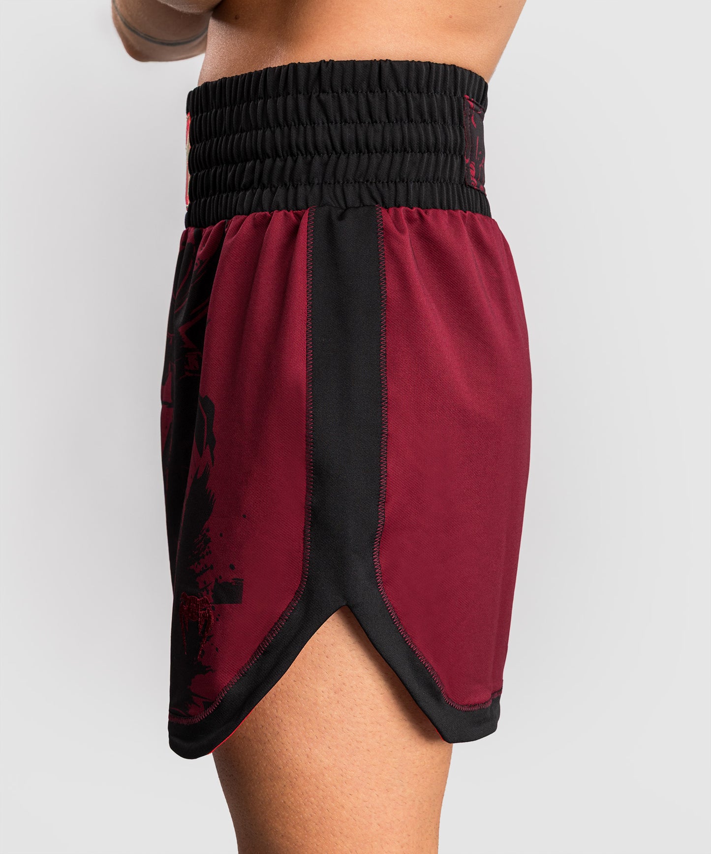 Venum x Assassin’s Creed Shadows Pantaloni da Boxe da Uomo - Borgogna/Nero