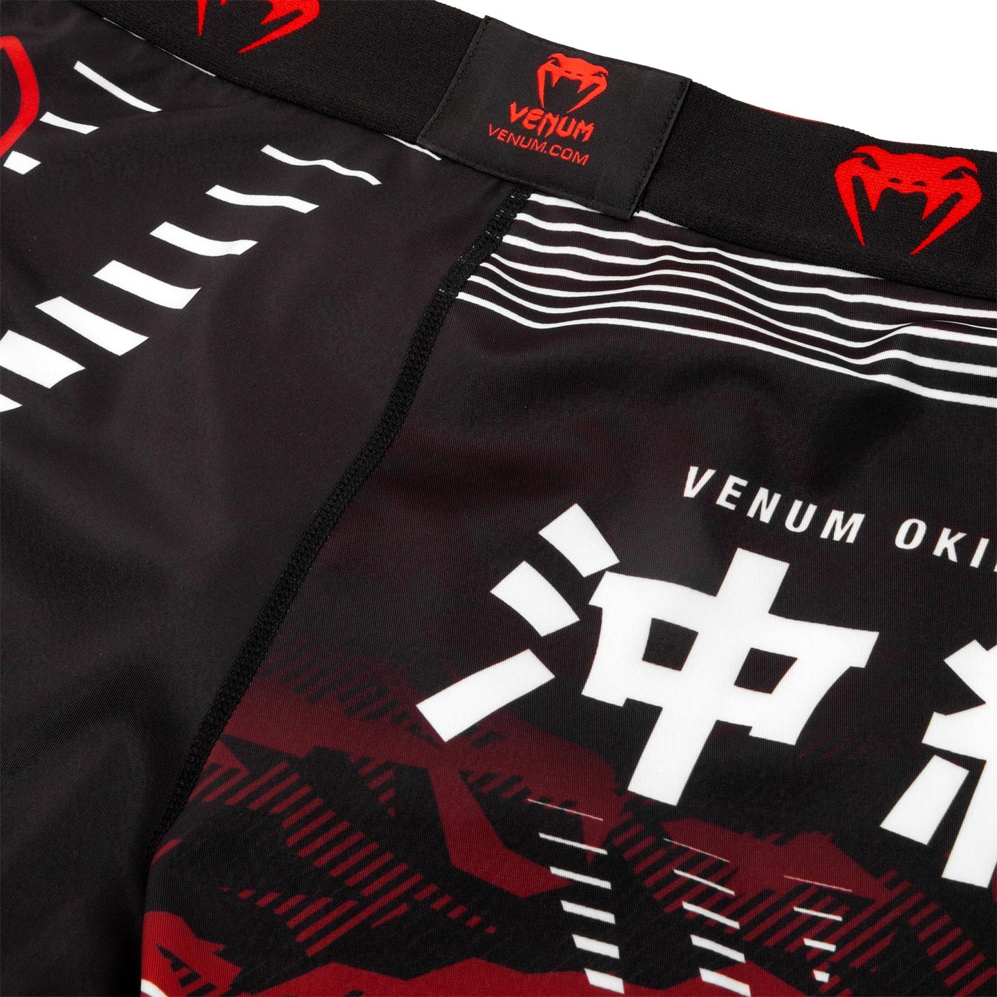 Short de compression Venum Okinawa 2.0 - Noir/Blanc-Rouge