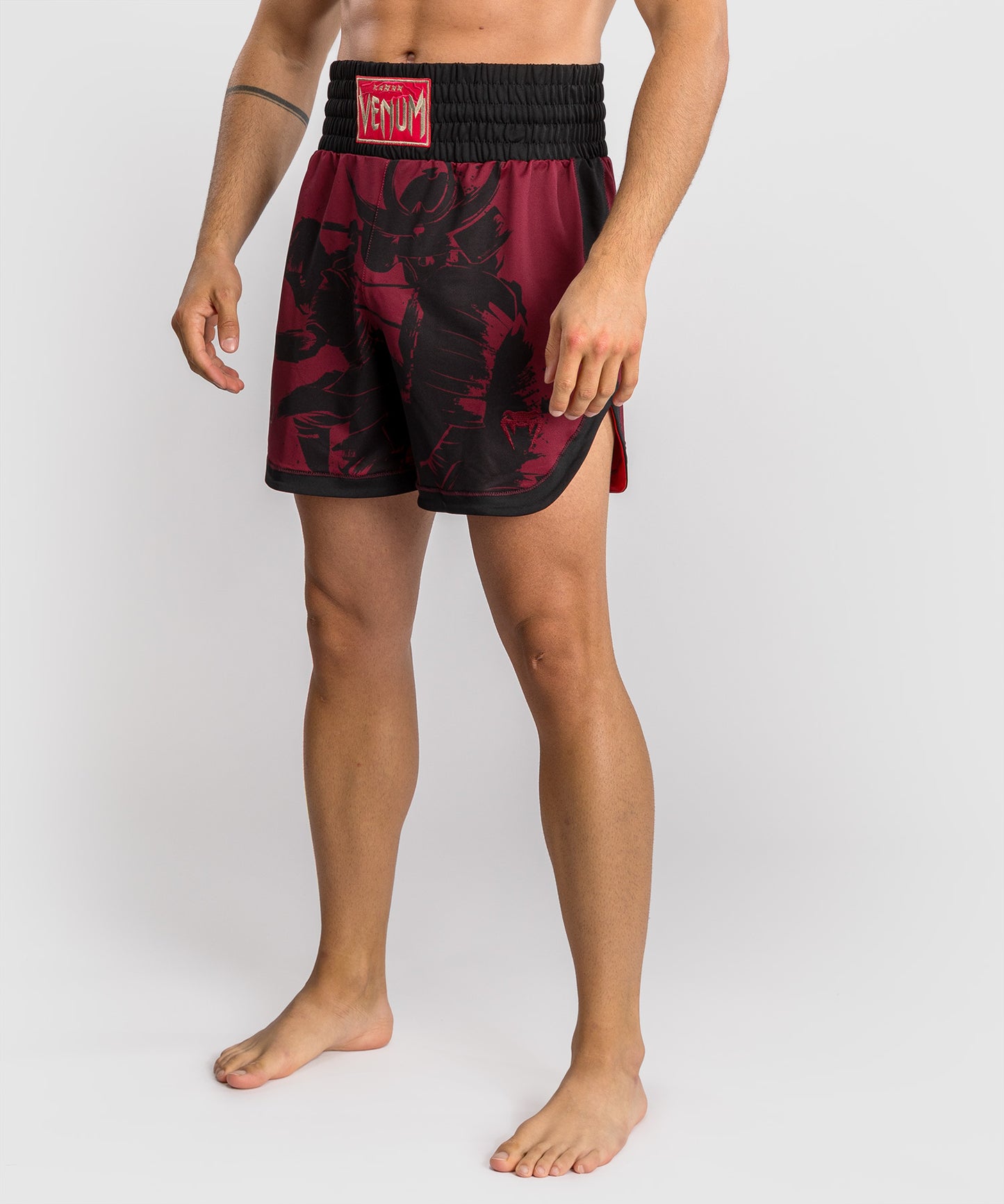 Venum x Assassin’s Creed Shadows Pantaloni da Boxe da Uomo - Borgogna/Nero
