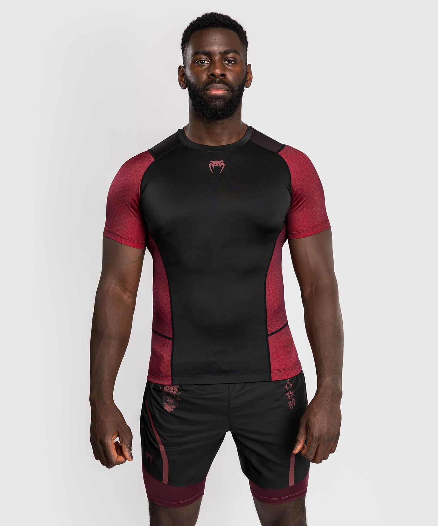 Venum x Assassin’s Creed Shadows Camiseta de Manga Corta Rashguard para Hombre - Burdeos/Negro