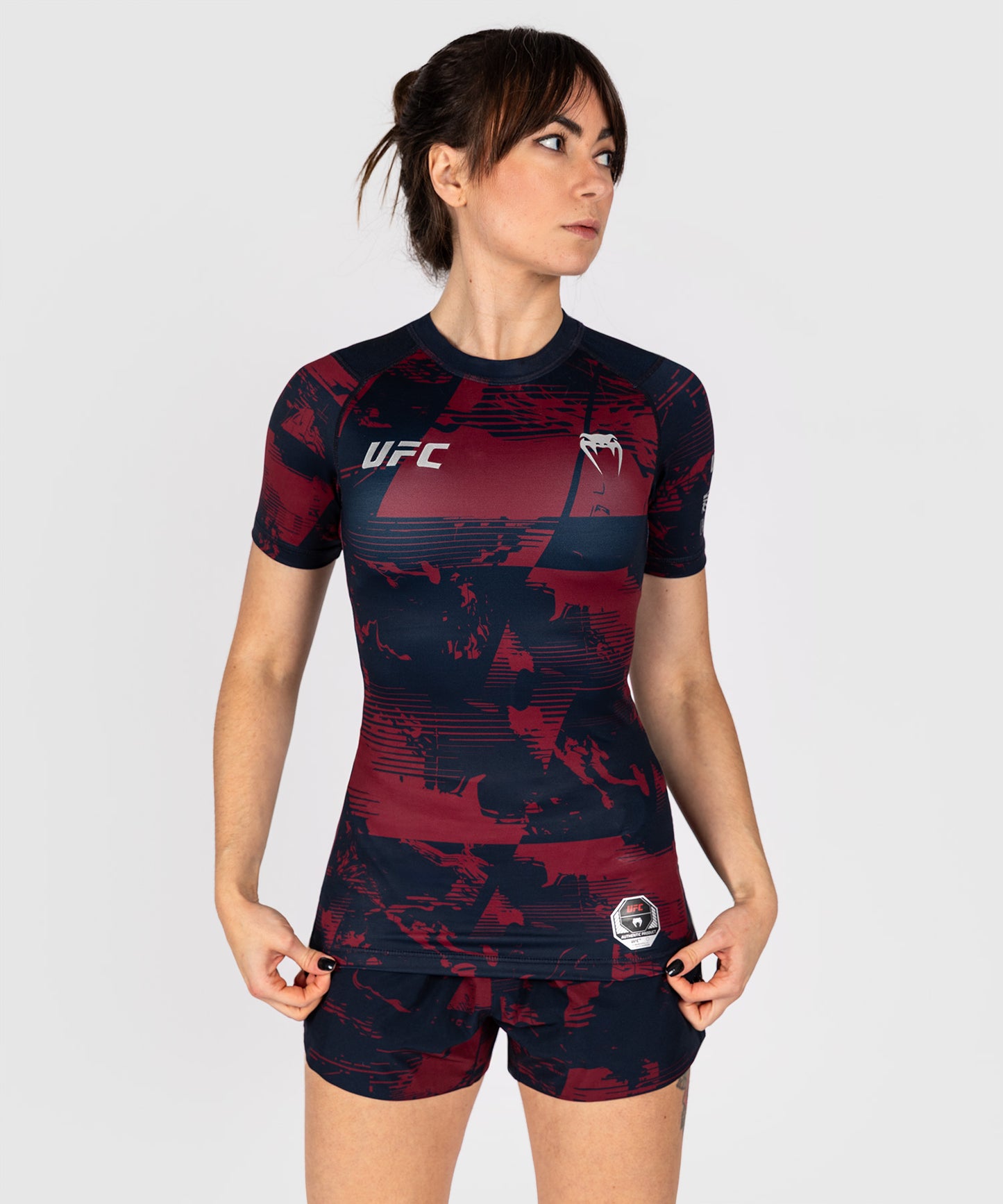 UFC Zenith by Venum Authentic Fight Week Performance Kurzarm Rashguard Damen - Marineblau/Burgunderrot/Silber