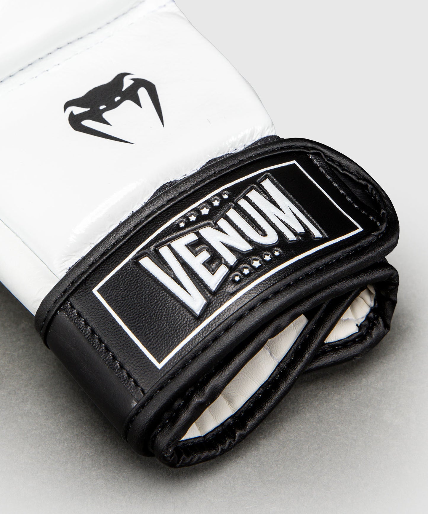 Gants de Sparring en Cuir Venum Attack 2.0 – Noir/Blanc