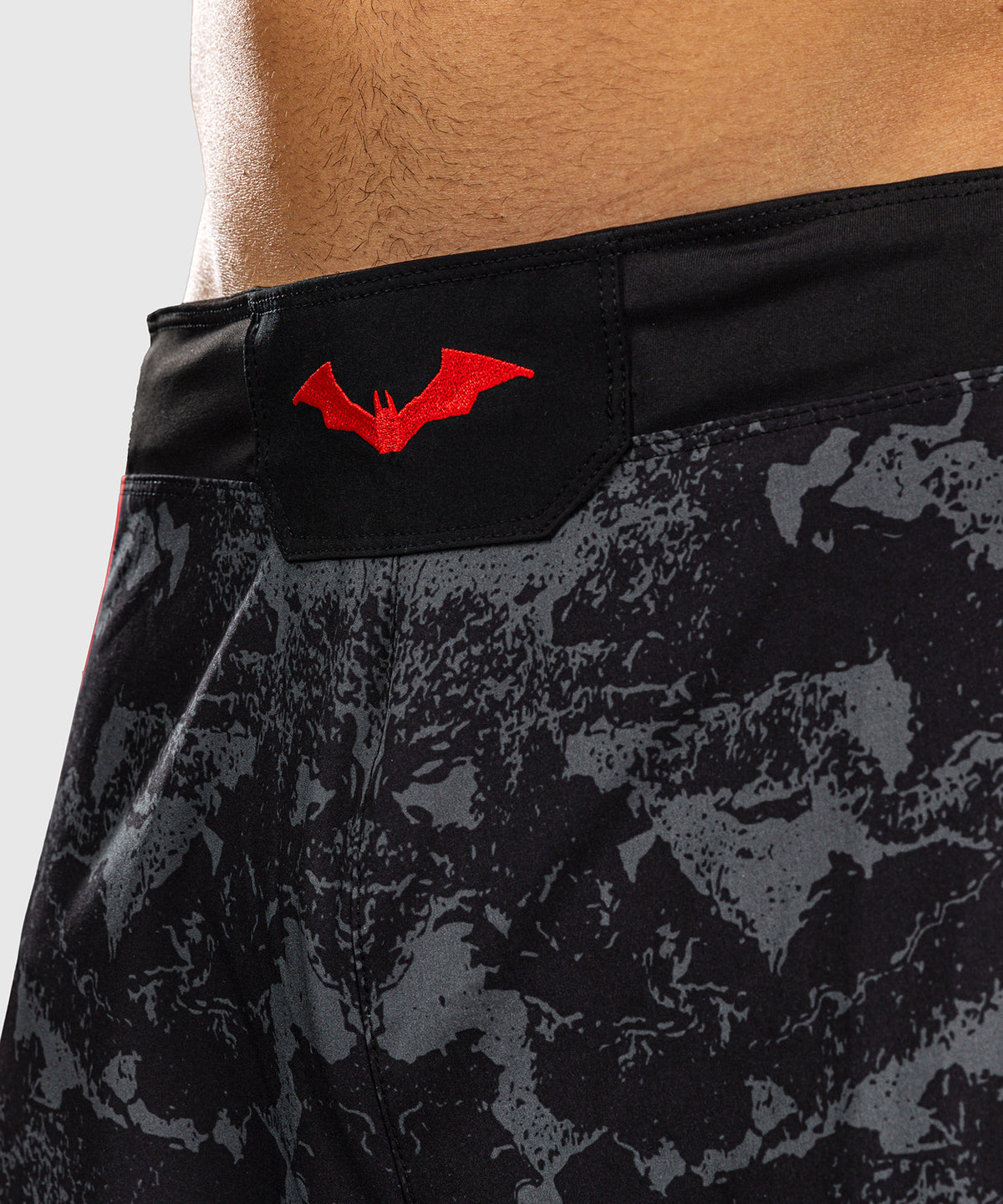 Venum x Batman Fightshorts - Negro/Gris/Rojo