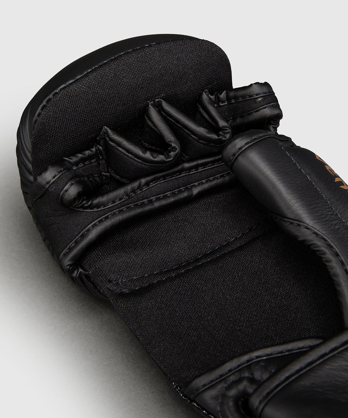 Venum Attack 2.0 Guanti da Sparring in Pelle – Nero/Oro