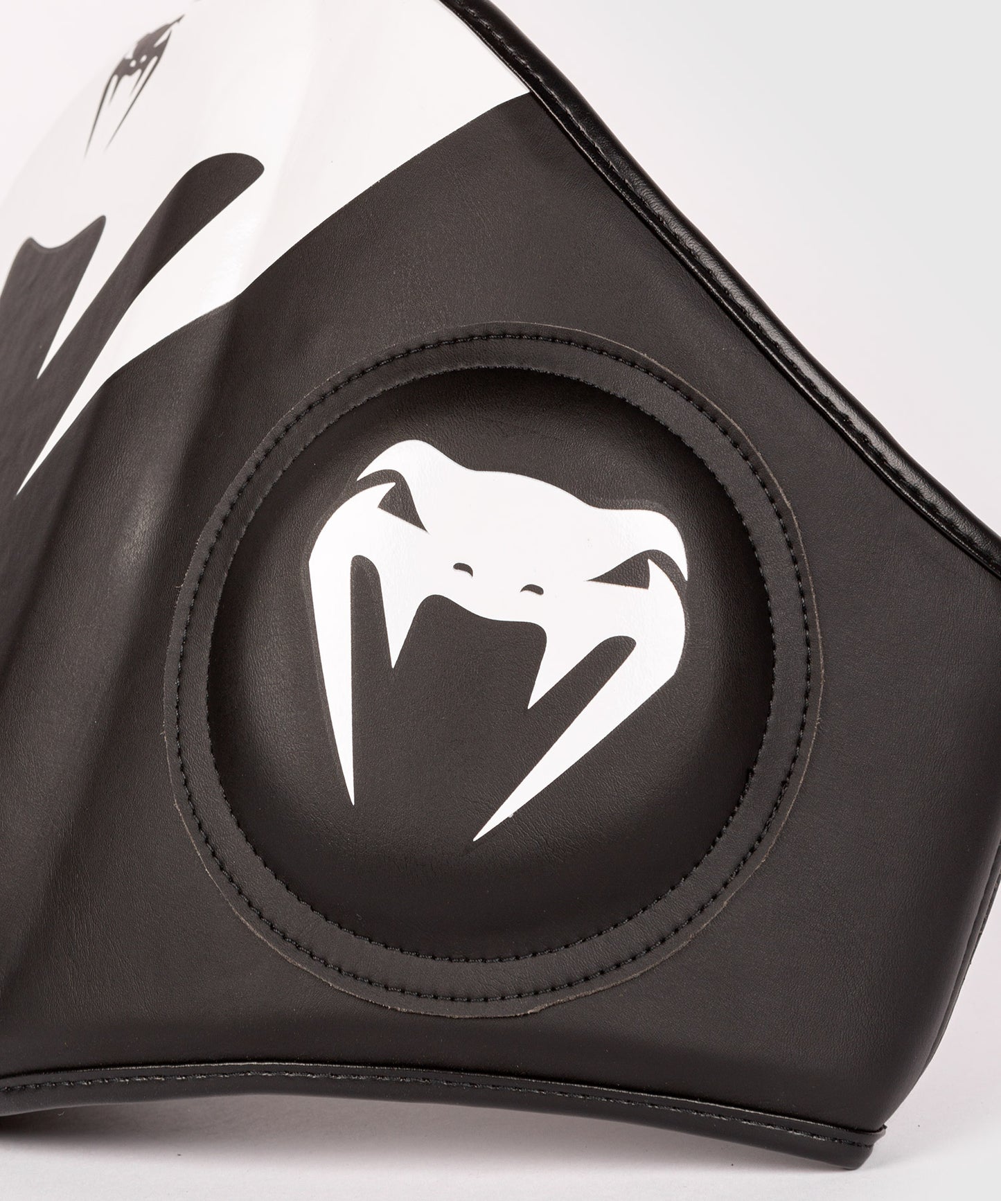 Venum Elite Bauchschutz – Schwarz/Weiß