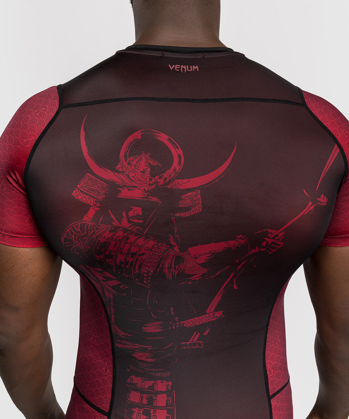 Venum x Assassin’s Creed Shadows Camiseta de Manga Corta Rashguard para Hombre - Burdeos/Negro