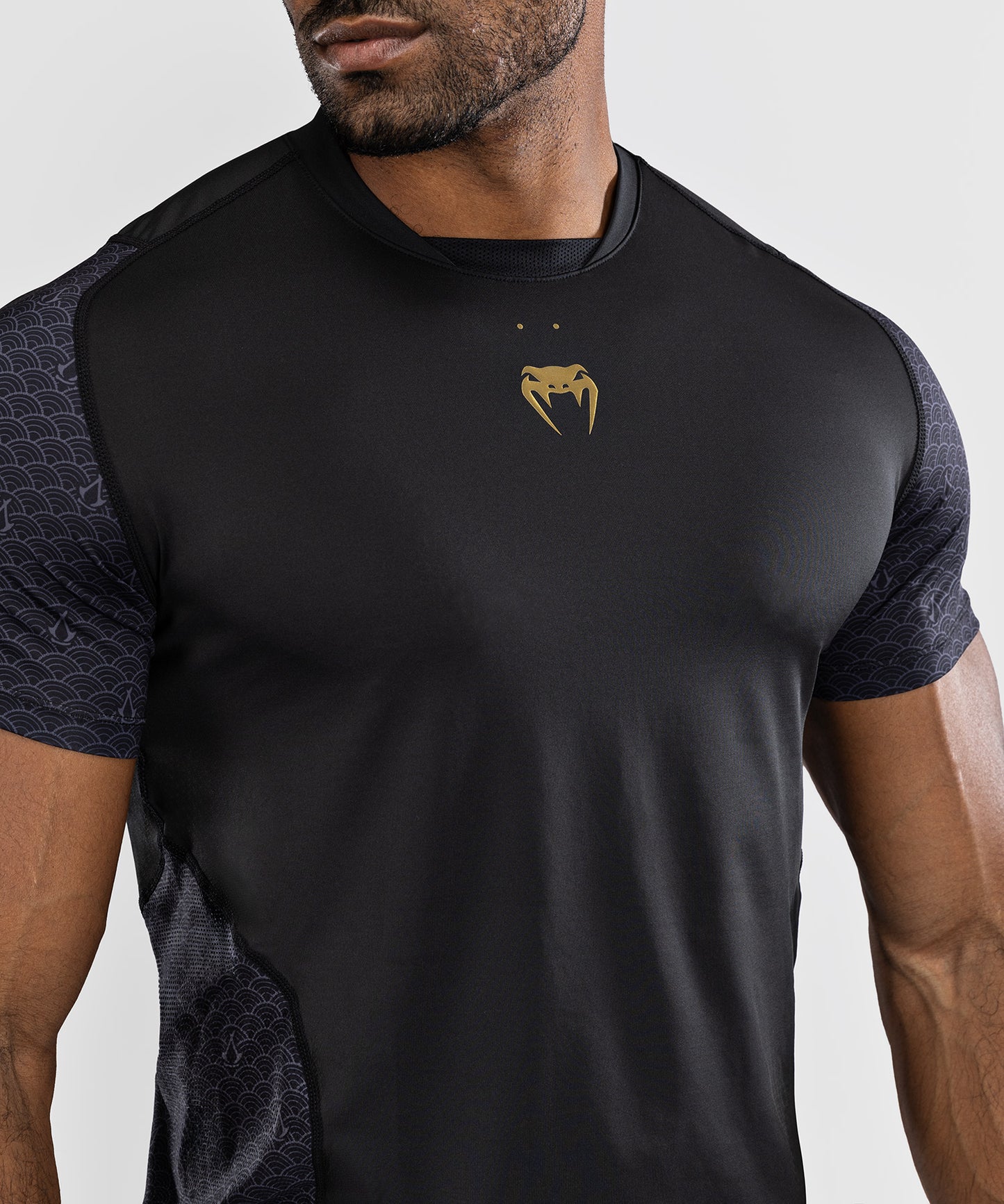 Venum x Assassin’s Creed Shadows Camiseta Dry-Tech Hombre - Negra/Oro