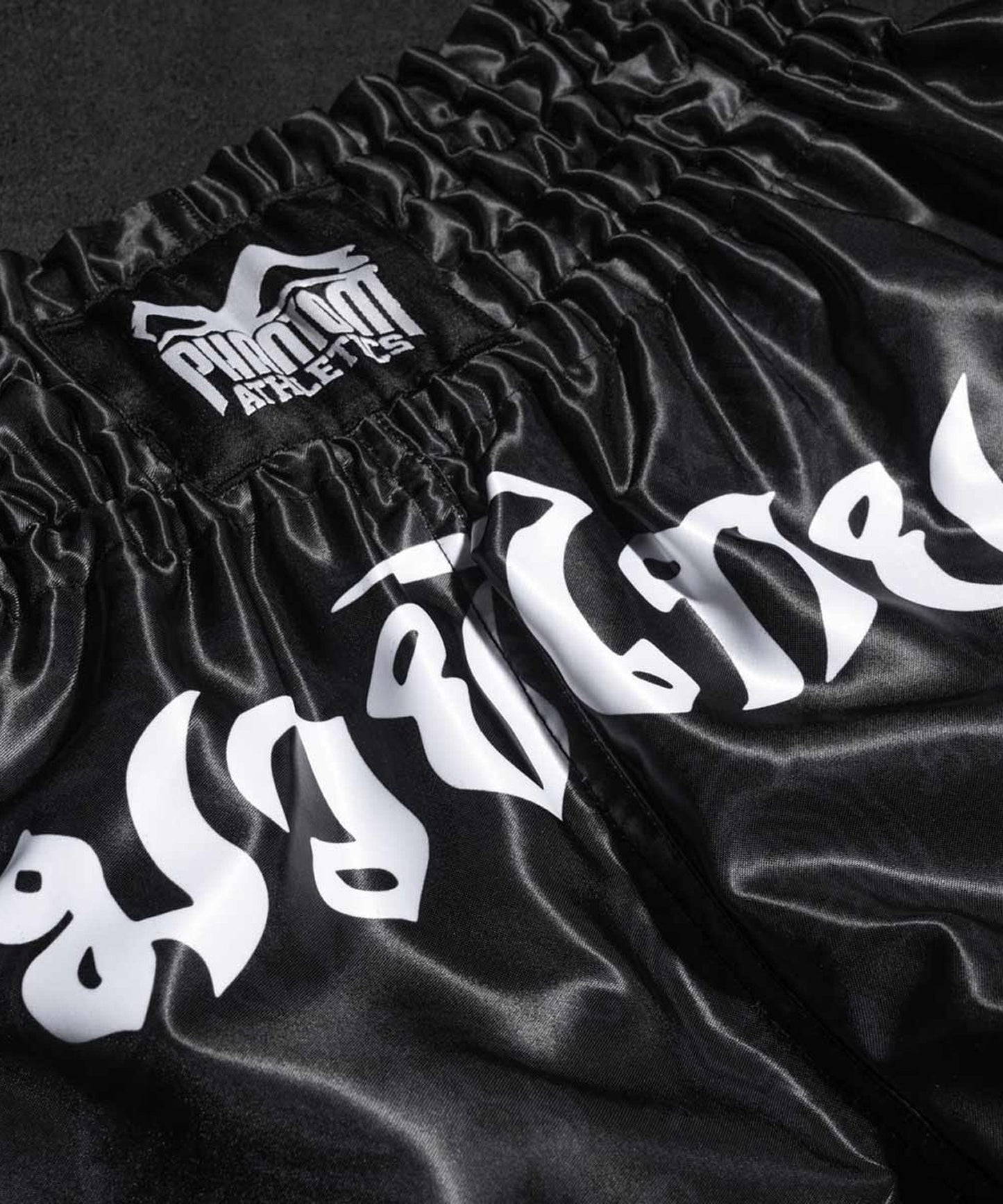 Short de Muay Thai Phantom Athletics Sak Yant - Noir