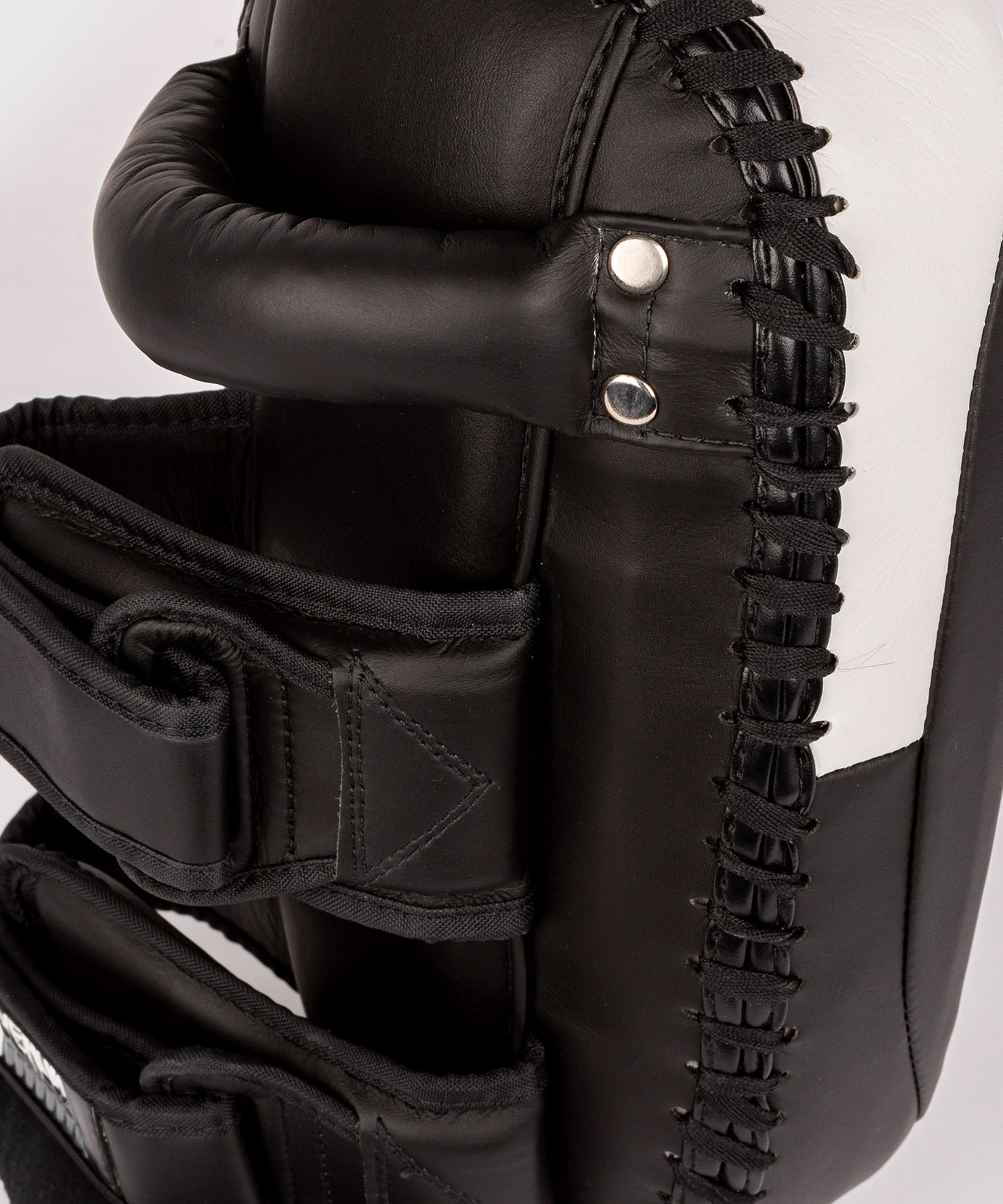 Venum Light Kick Pads - Negro/Blanco