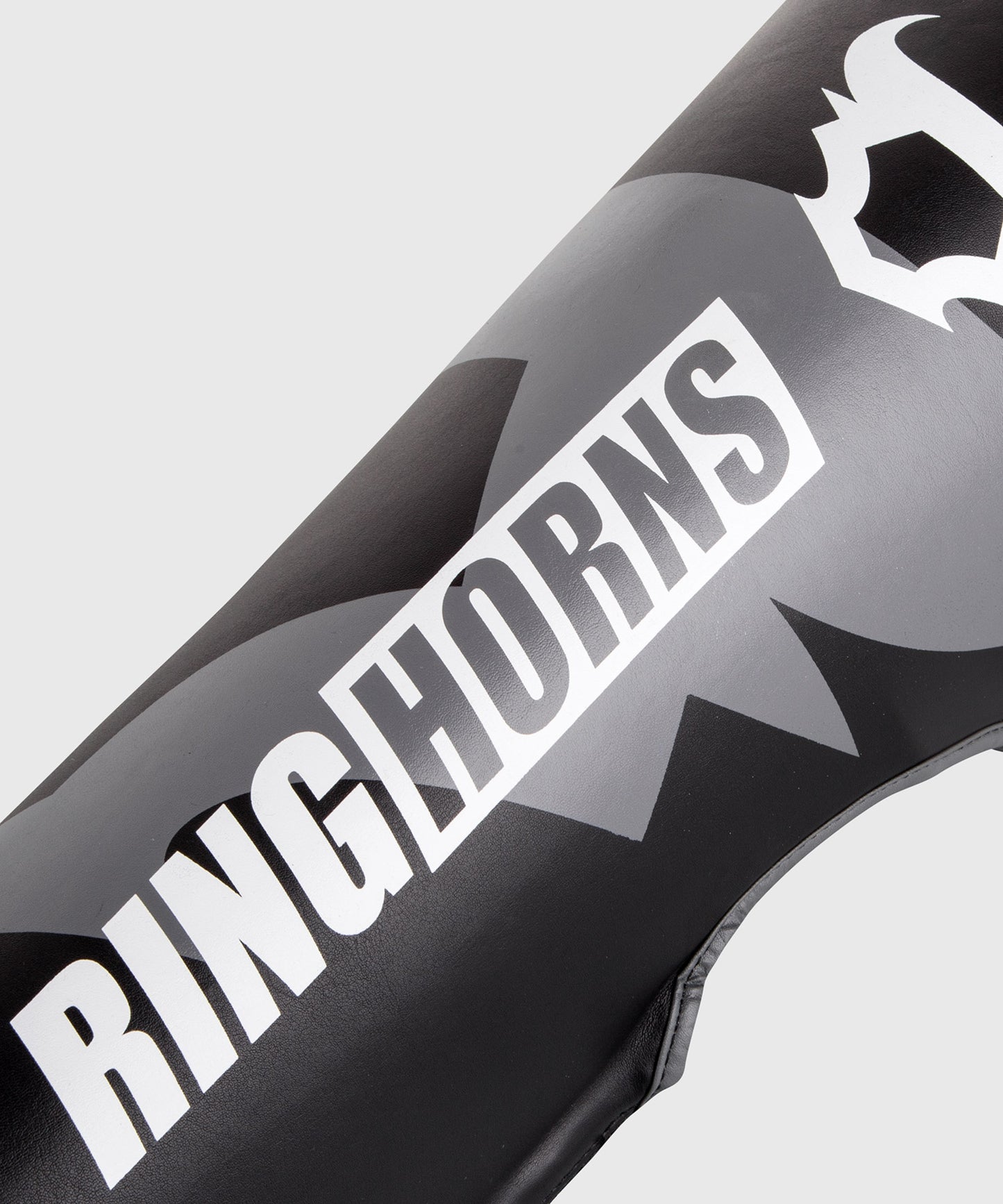 Ringhorns Charger by Venum Schienbeinschoner – Schwarz