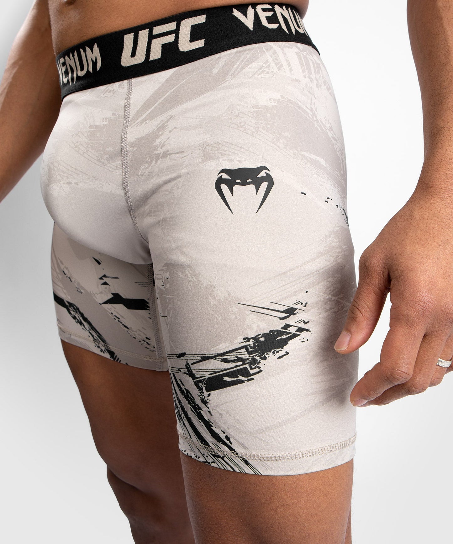 Venum Authentic Fight Week 2.0 UFC Kompressionsshorts - Schwarz/Sand