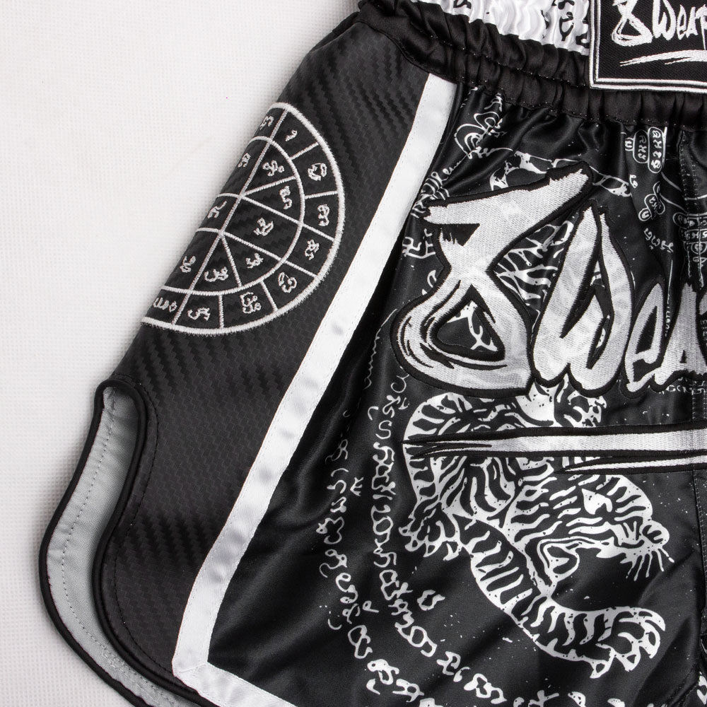 Carbon Sak Yant Tigers Muay Thai Shorts - Schwarz