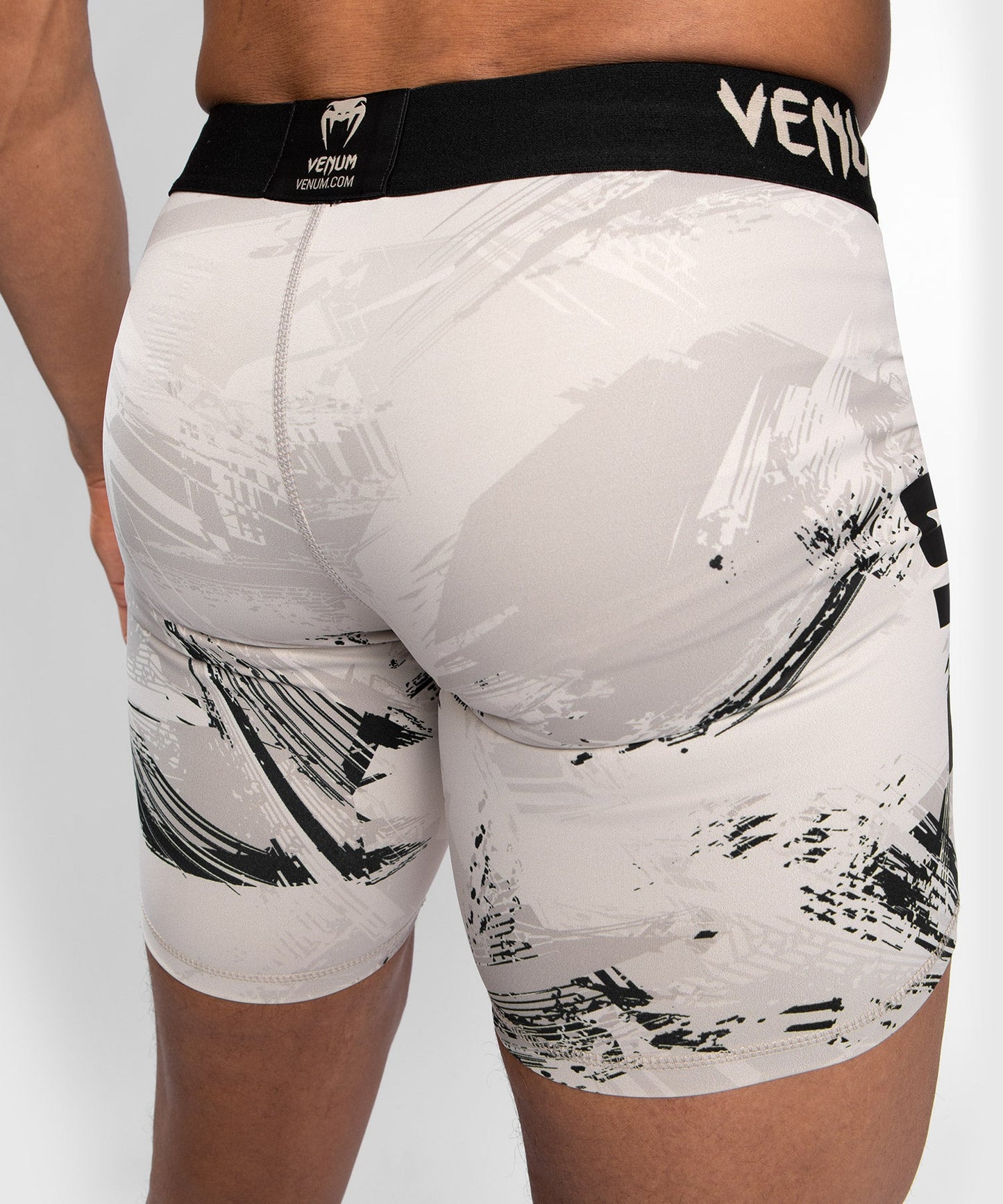Venum Authentic Fight Week 2.0 UFC Kompressionsshorts - Schwarz/Sand