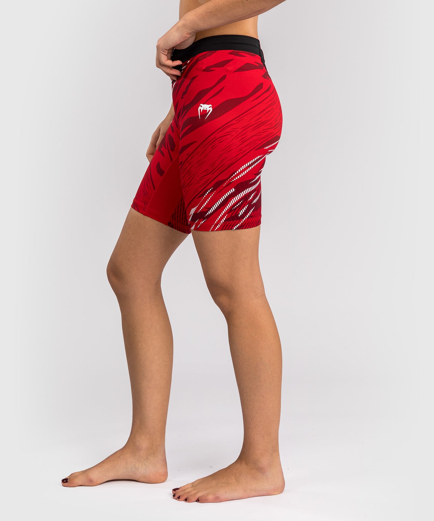 UFC Fusion by Venum Authentic Fight Night Vale Tudo Shorts para Mujer - Ajuste Largo - Rojo