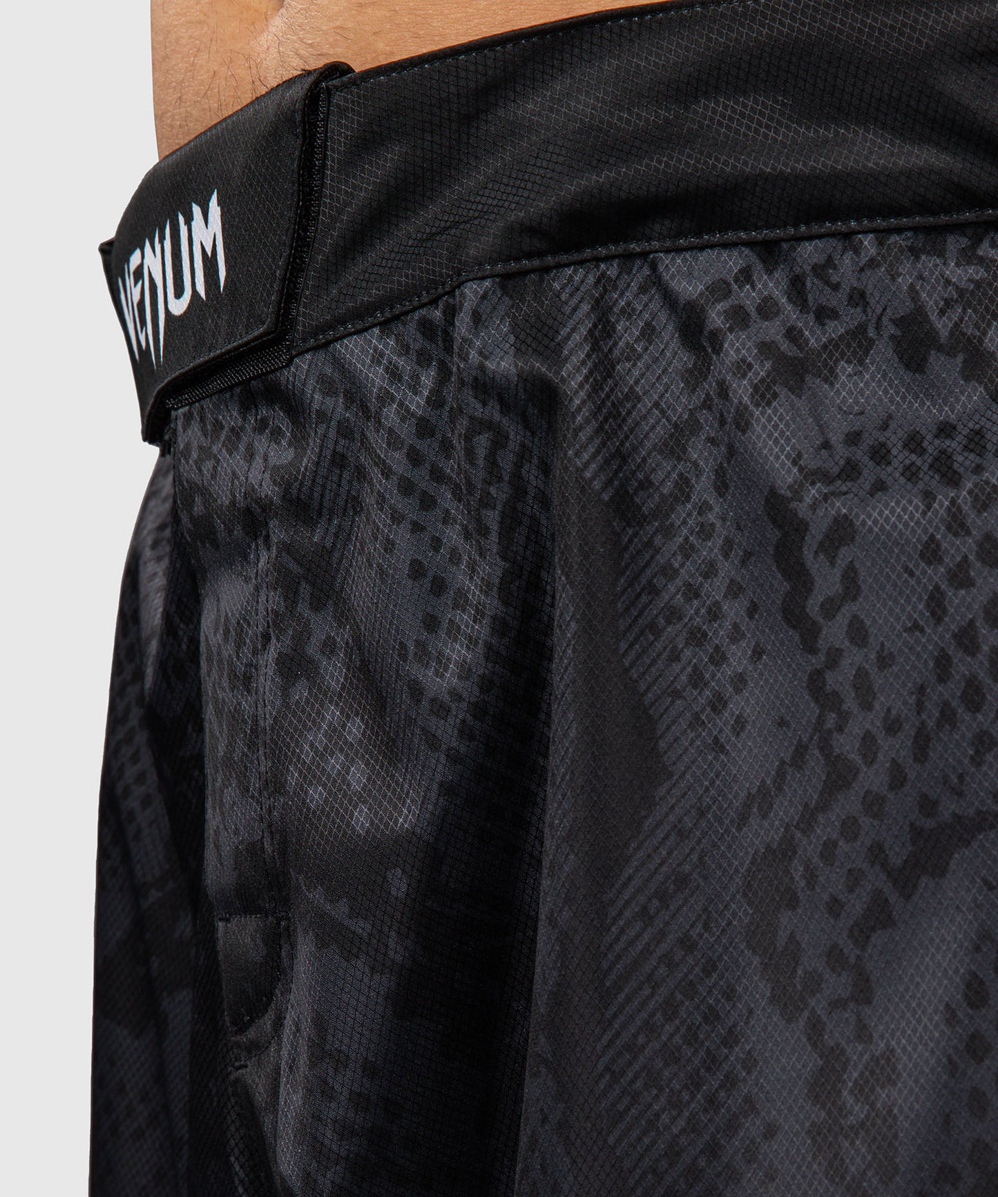 Venum Black Viper Fightshort - Black