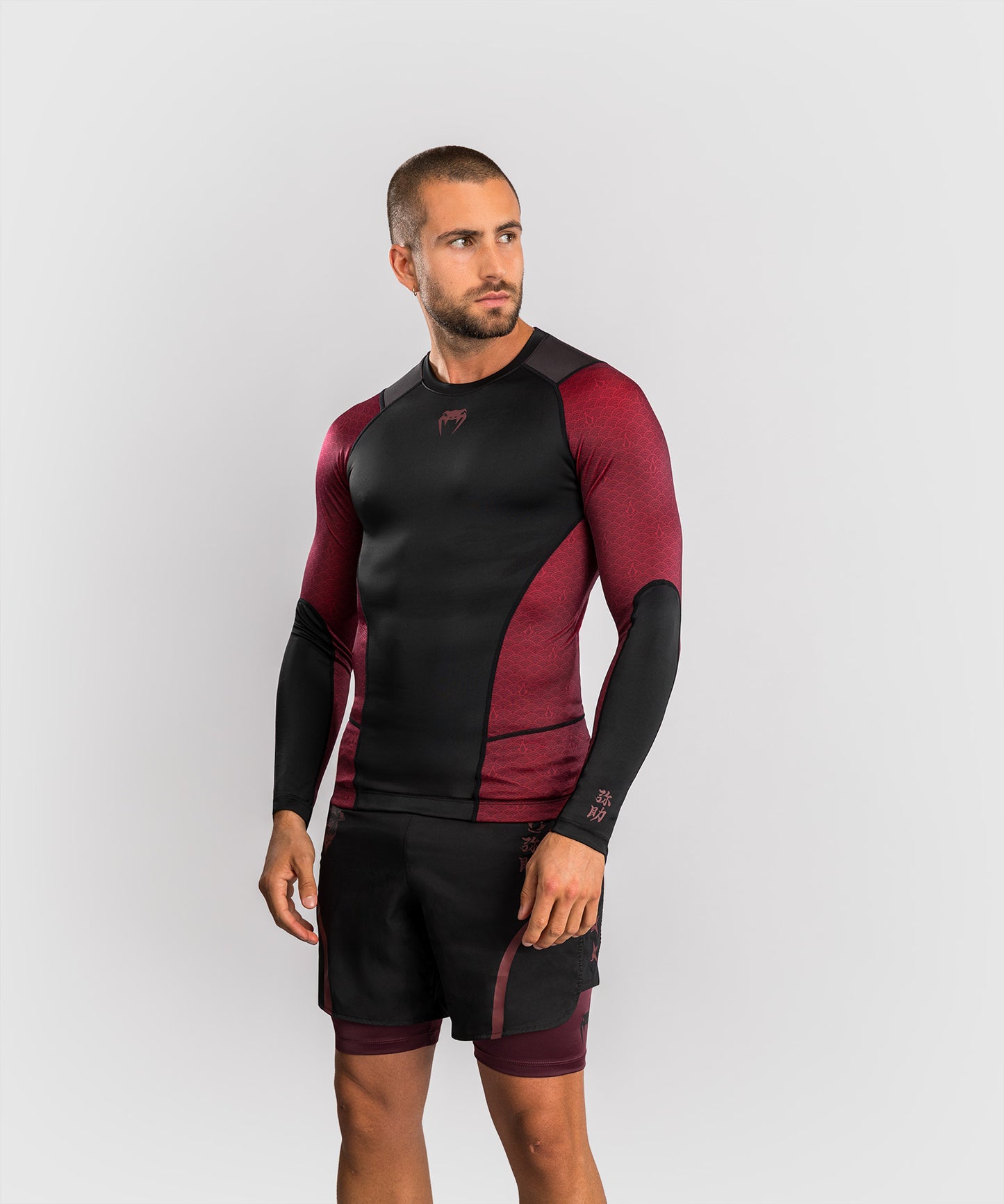 Venum x Assassin’s Creed Shadows Herren Langarm Rashguard - Burgunder/Schwarz