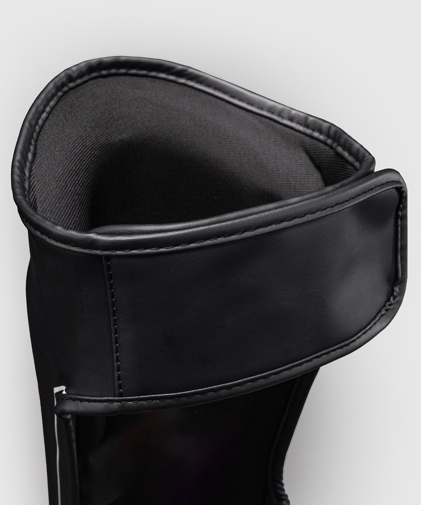Protège-tibias Venum Stealth – Noir/Blanc