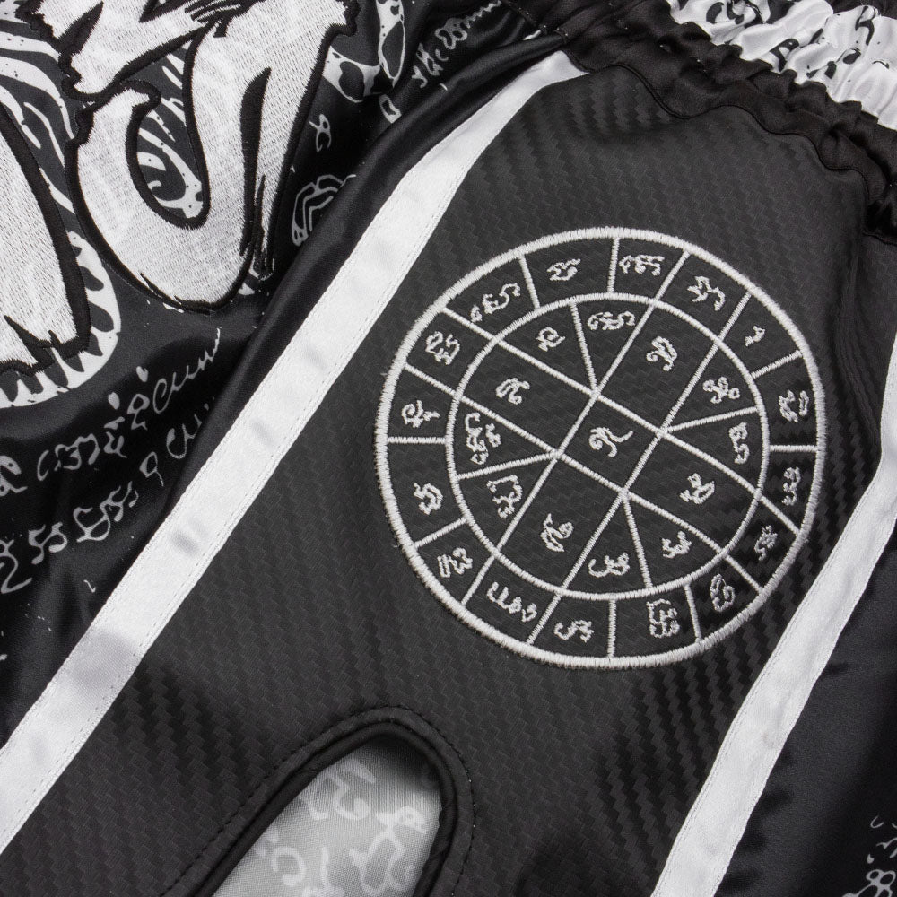 Carbon Sak Yant Tigers Muay Thai Shorts - Schwarz