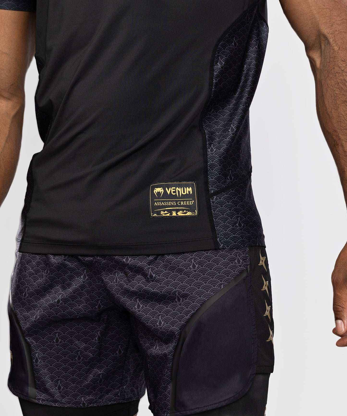 Venum x Assassin’s Creed Shadows Camiseta Dry-Tech Hombre - Negra/Oro