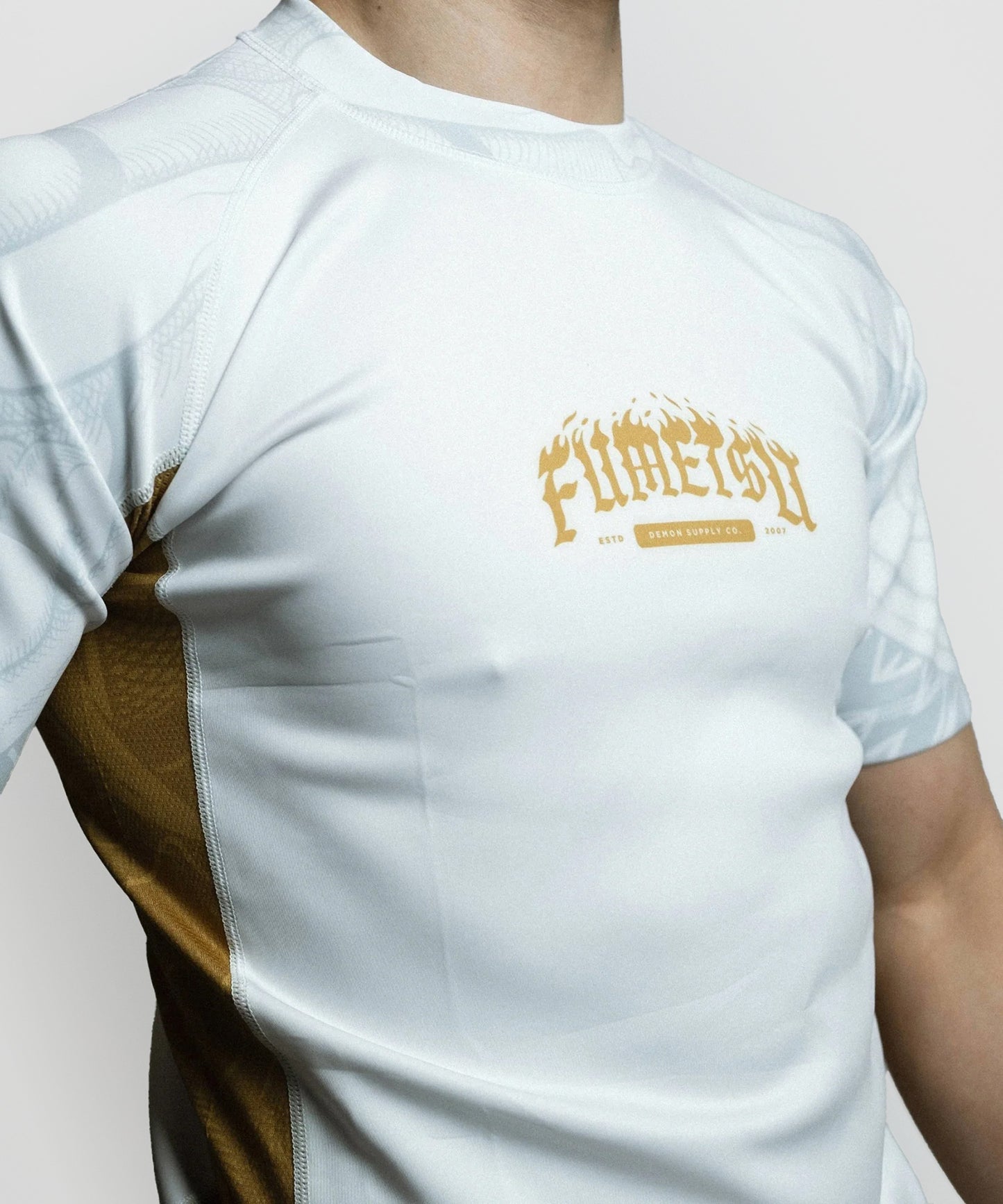 Fumetsu Oni Kurzarm-Rashguard - Weiß/Gold/Grau