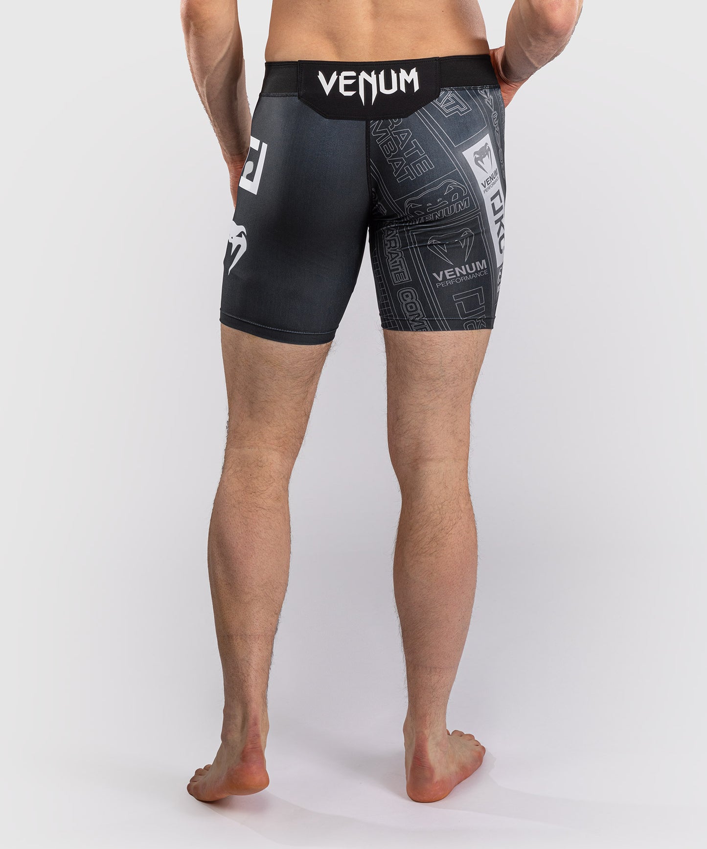 Karate Combat by Venum Pantaloncini a Compressione – Nero/Grigio