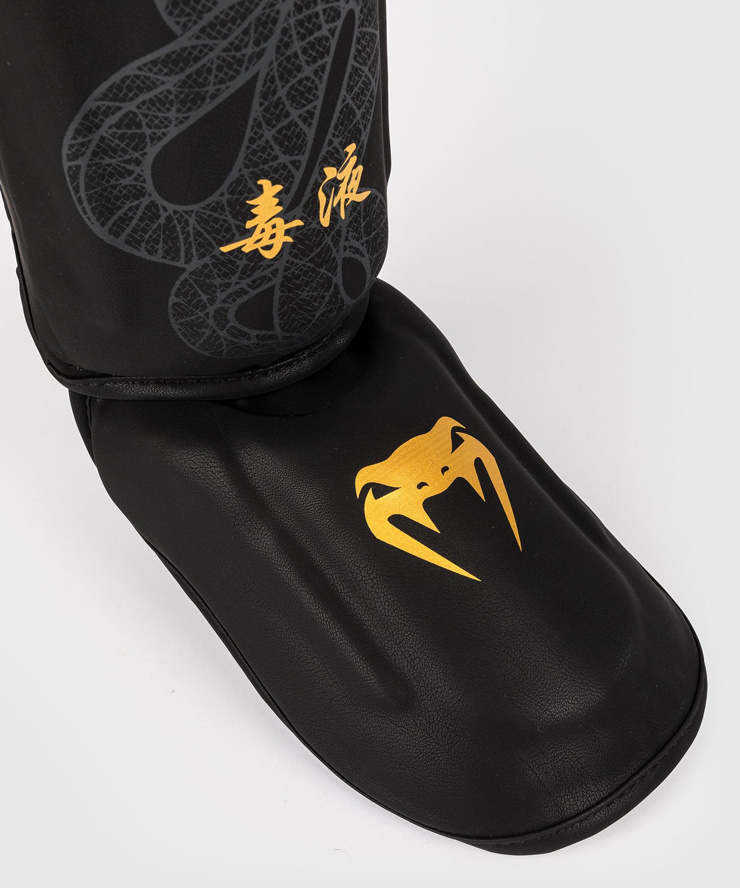 Venum Serpenti Paratibie – Nero/Argento/Oro